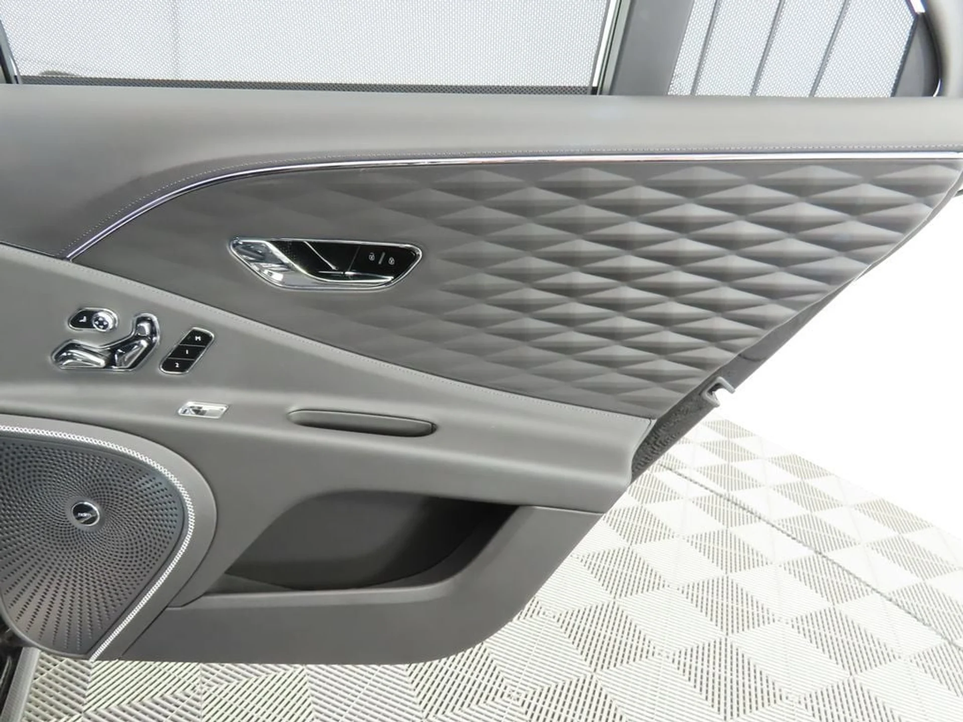 mph025_3146362635_used_2022_bentley_flying_spur_w12sedan_8119_22917099_26_1024_a78e3c2803