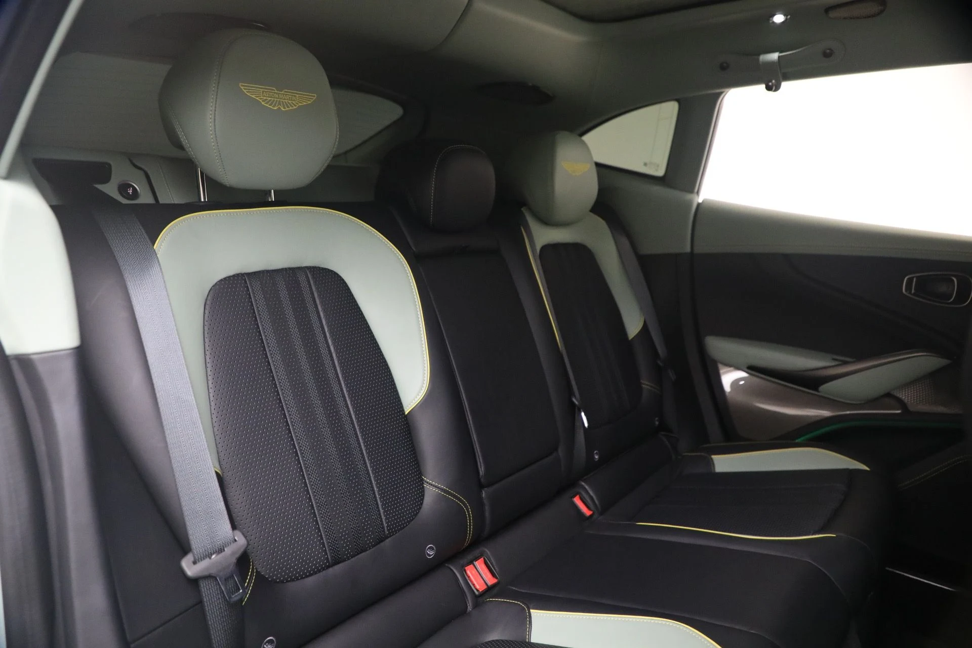 mph025_3151184317_Used_2025_Aston_Martin_DBX_707_1782571135_f3a3ae39f3