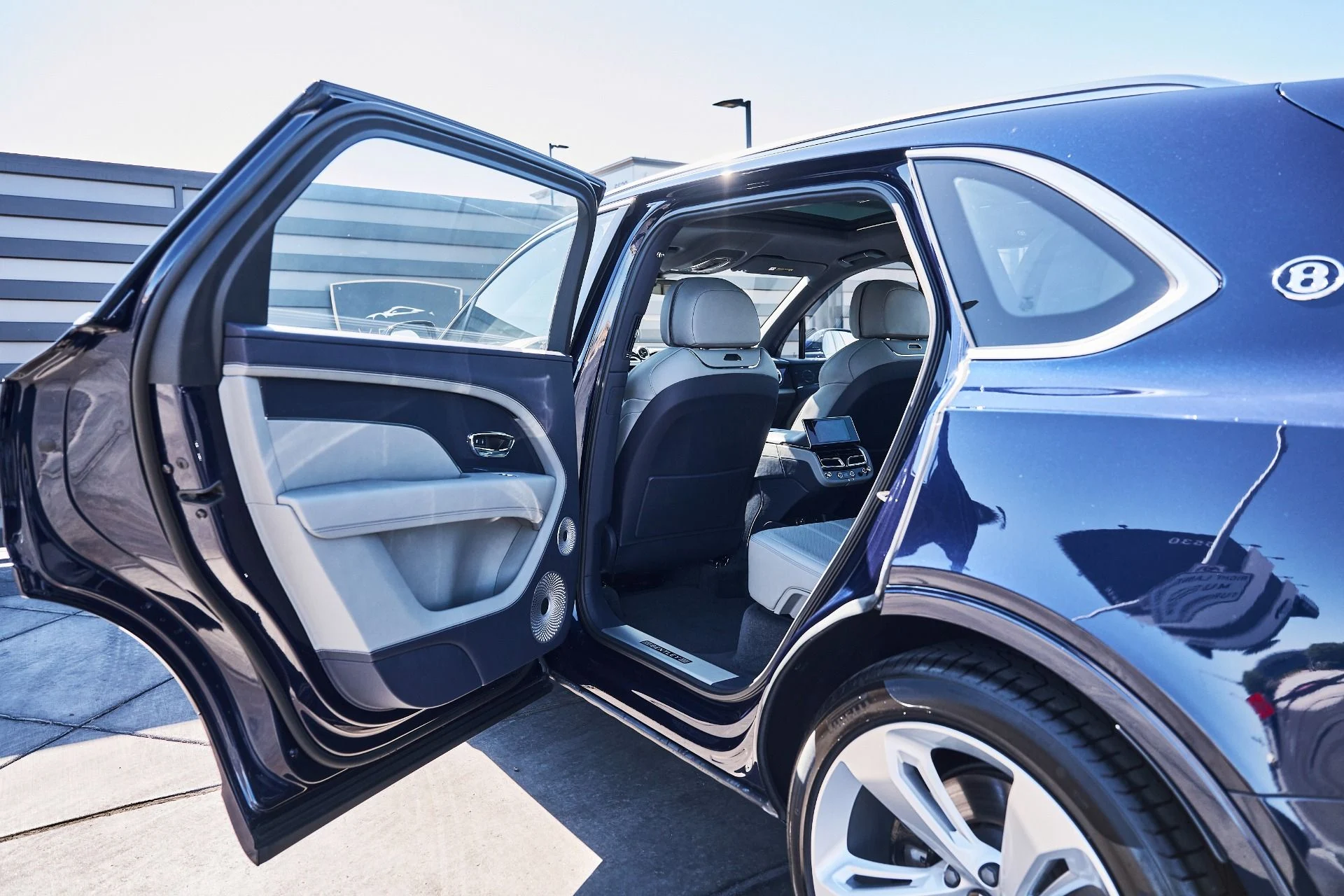 mph025_3162890457_Used_2025_Bentley_Bentayga_EWB_1780709383_b0fa350e18