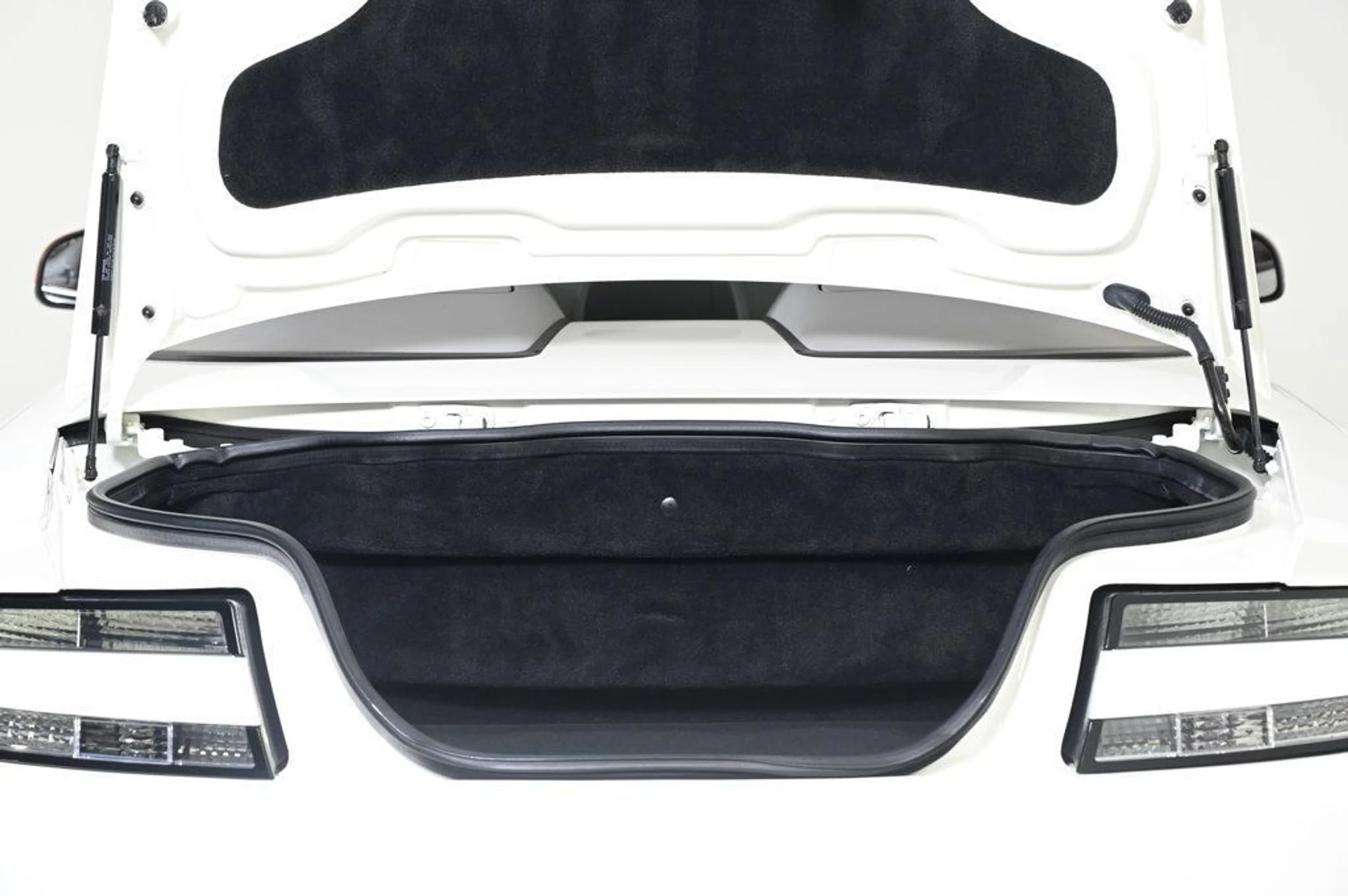 mph025_3163120963_used_2017_aston_martin_v12_vantage_s_11350_22970914_25_1024_38b3036f3f