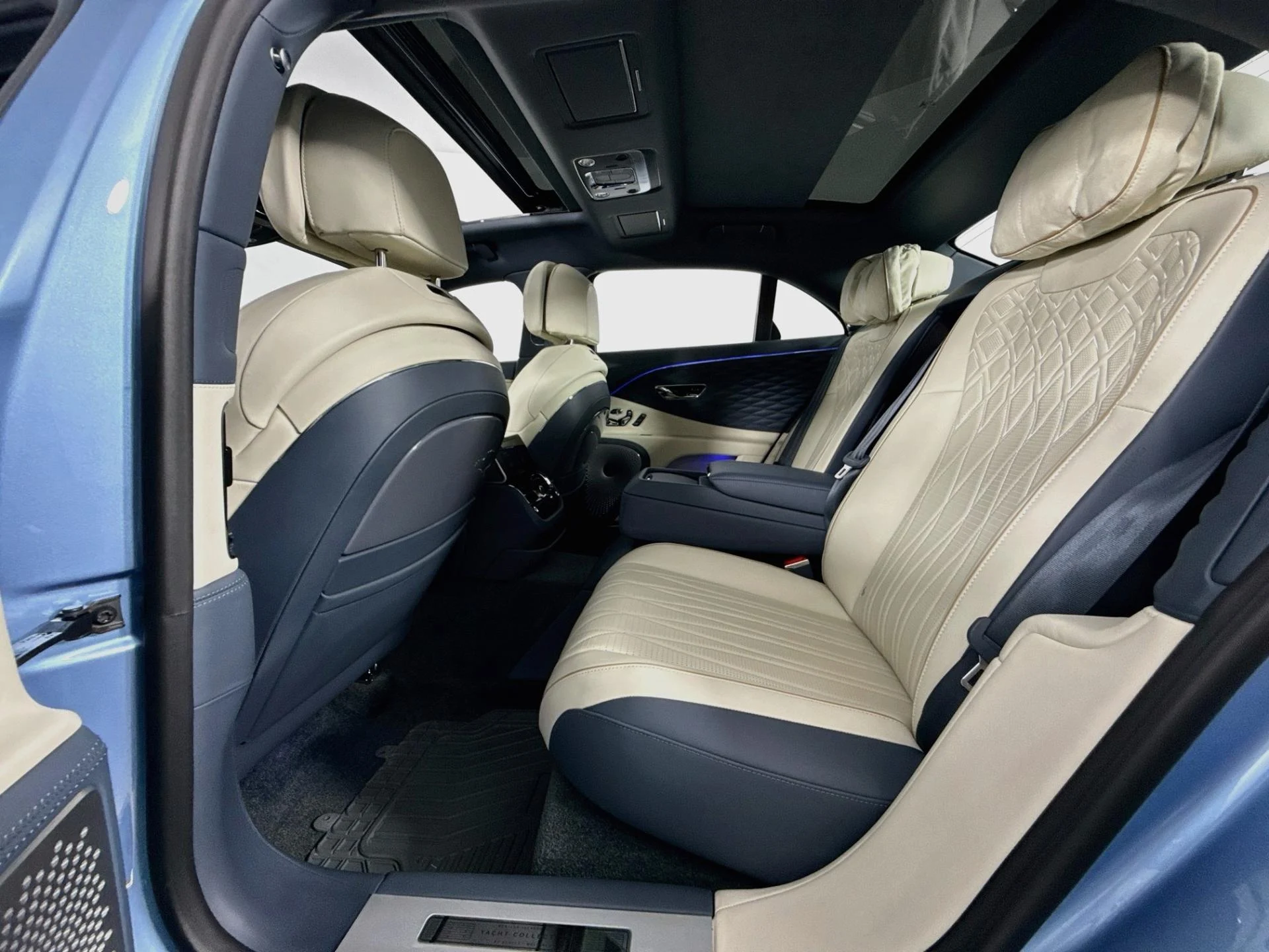 mph025_316666349_Used_2022_Bentley_Flying_Spur_V8_1787092890_cd56b382f2