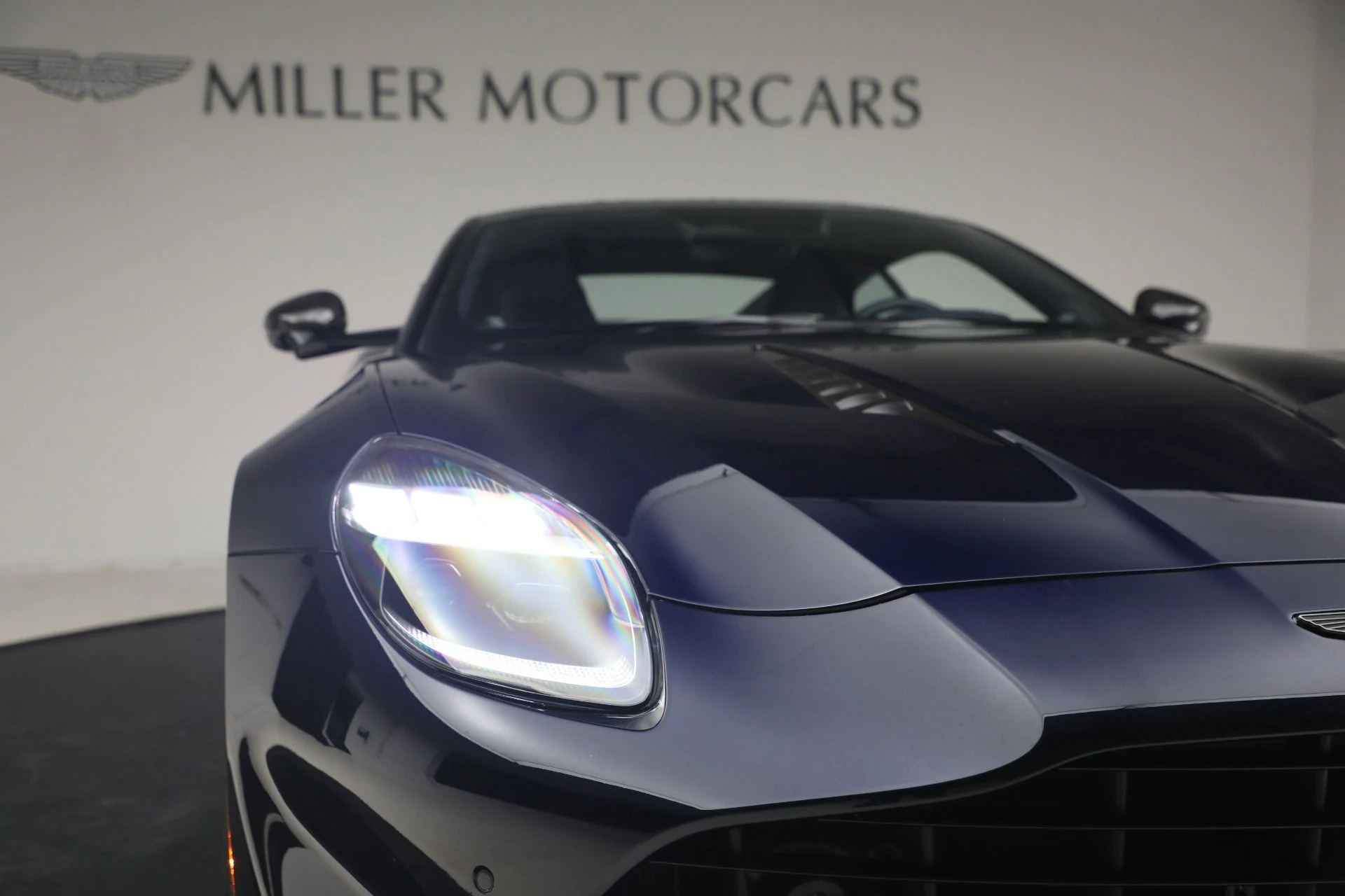 mph025_3192554861_Used_2025_Aston_Martin_Vanquish_1771024271_49f920f3e4
