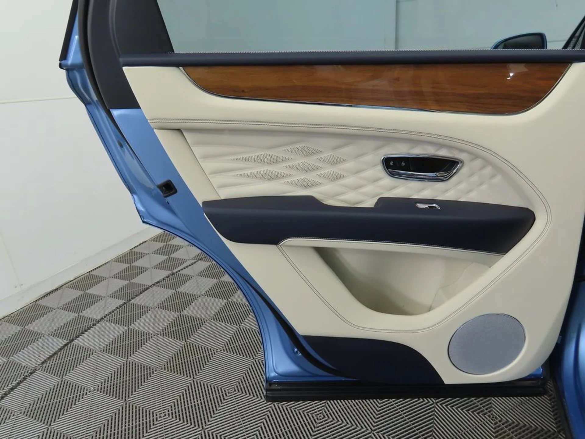 mph025_3202108712_new_2025_bentley_bentayga_v8awd_8119_22909990_26_1024_99a6d3b429