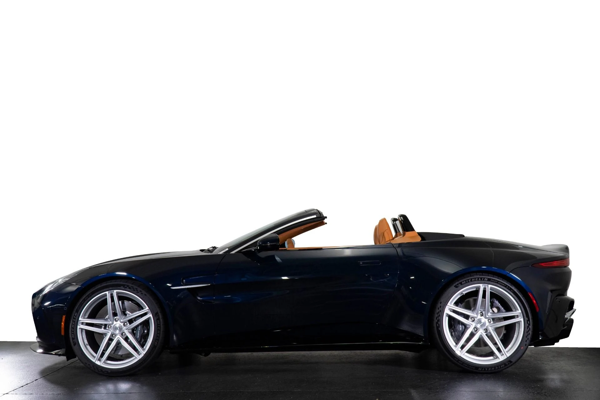 mph025_3217353034_New_2026_Aston_Martin_Vantage_1777652396_3975b339a5