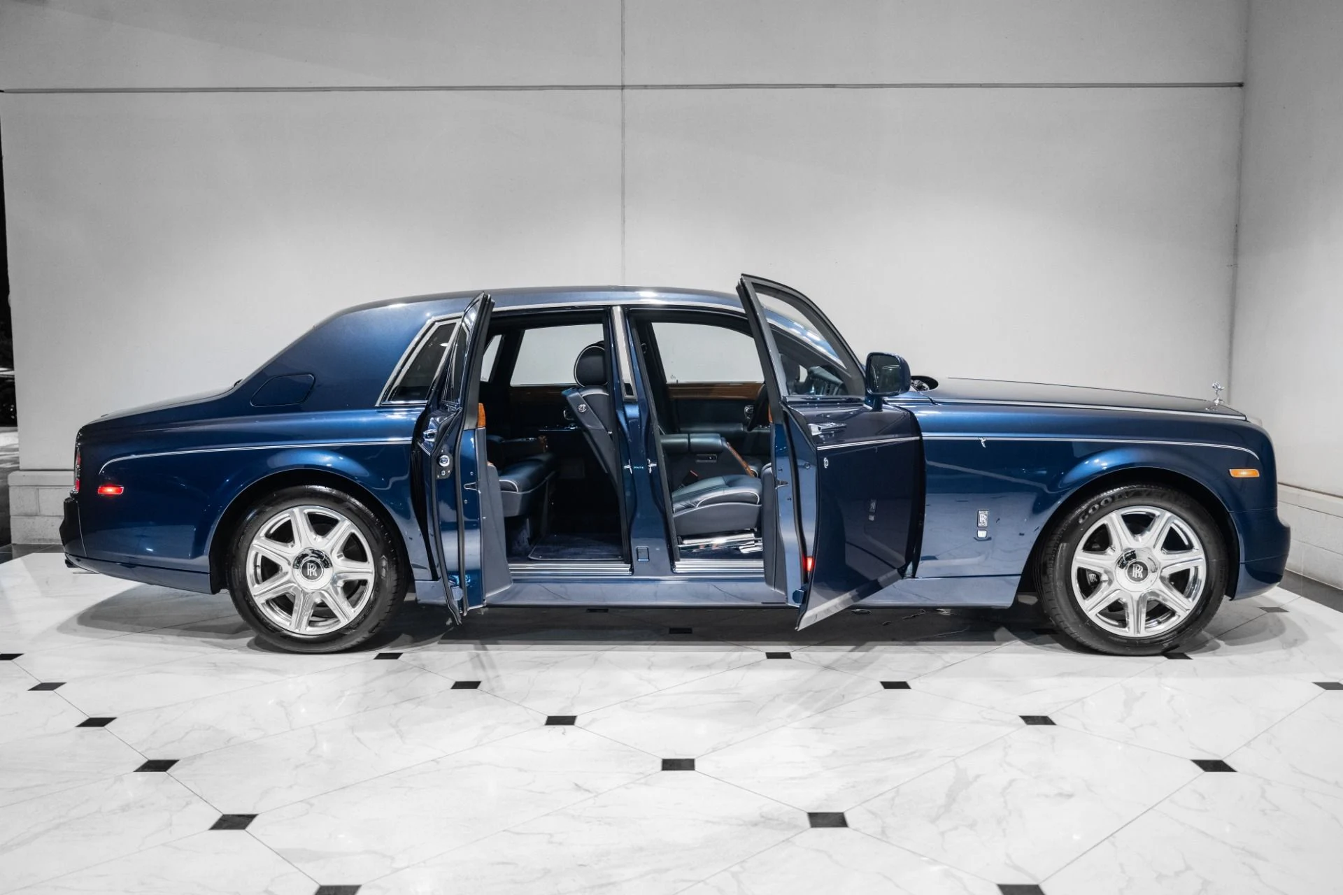 mph025_322475754_Used_2011_Rolls_Royce_Phantom_1782236449_51b444aa77
