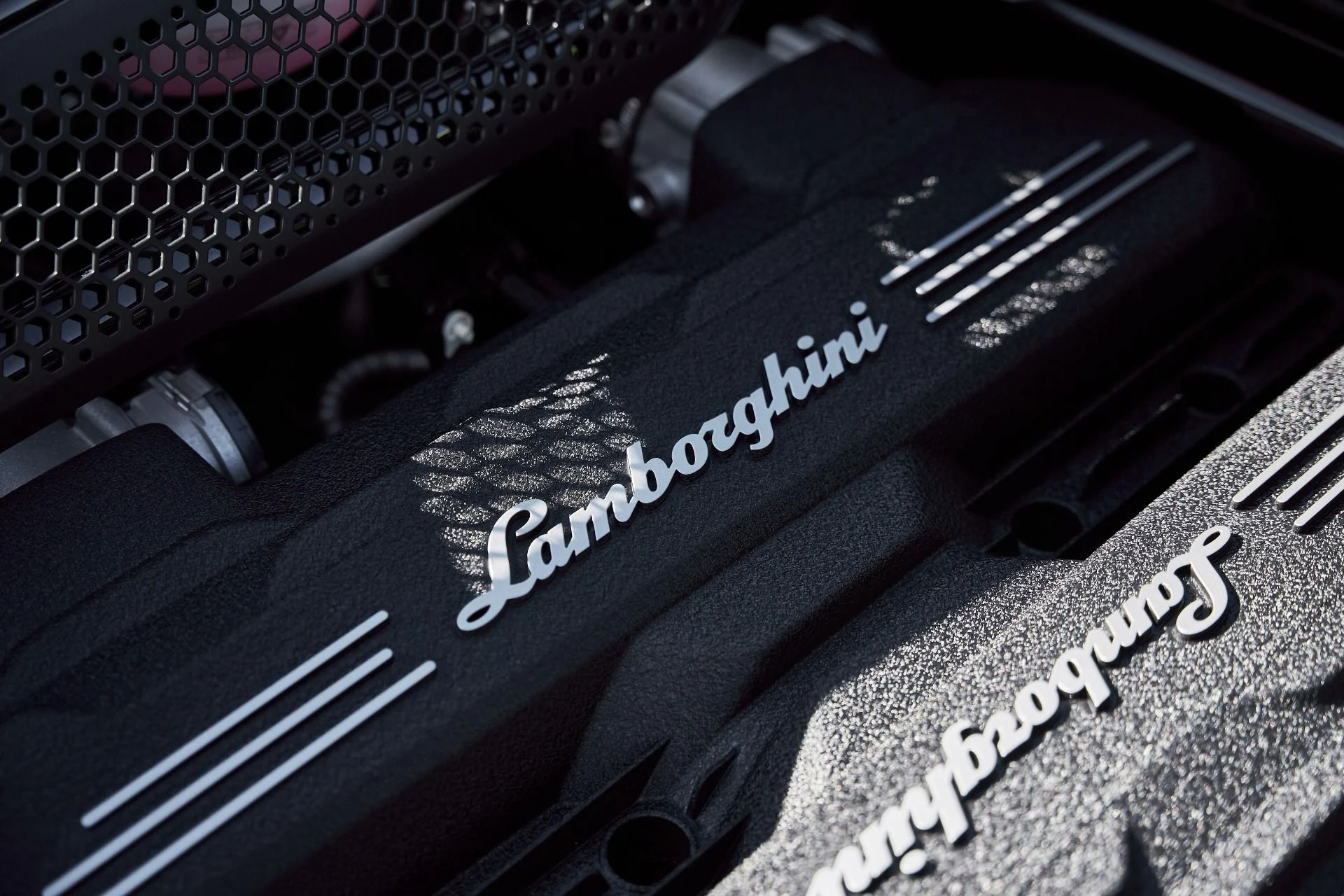 mph025_3226805553_Used_2025_Lamborghini_Revuelto_1769824562_3e2b16d4b6
