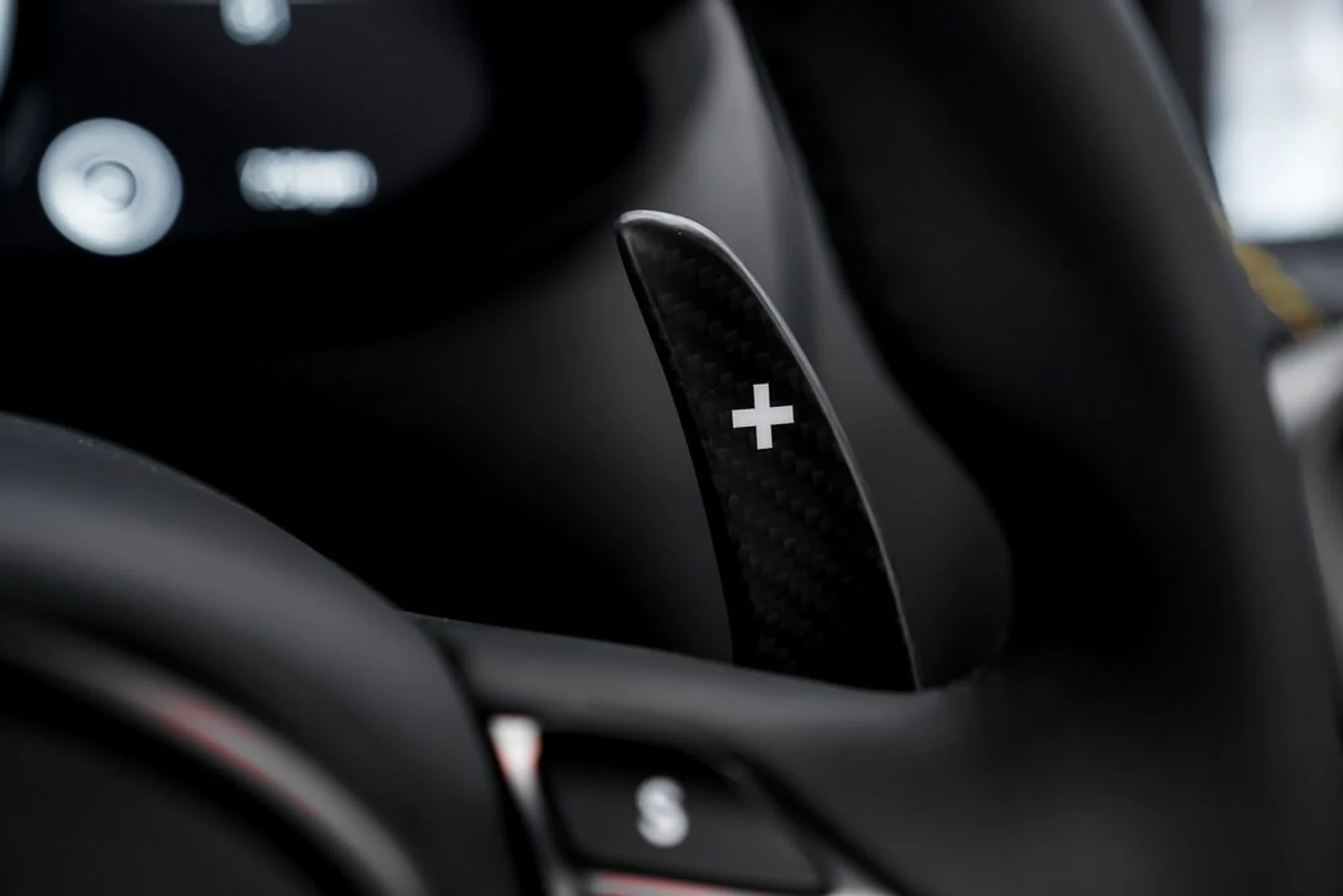 mph025_3242170895_aston_martin_vantage_2023_jpg_v_1773863537_678850d63b