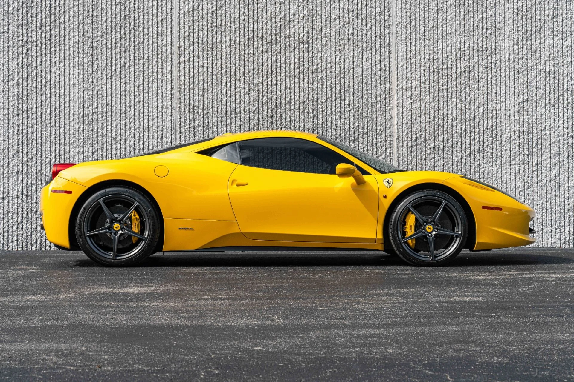 mph025_3257027625_Used_2013_Ferrari_458_Italia_Collector_Grade_in_Giallo_Modena_Carbon_1707420233_e236125005