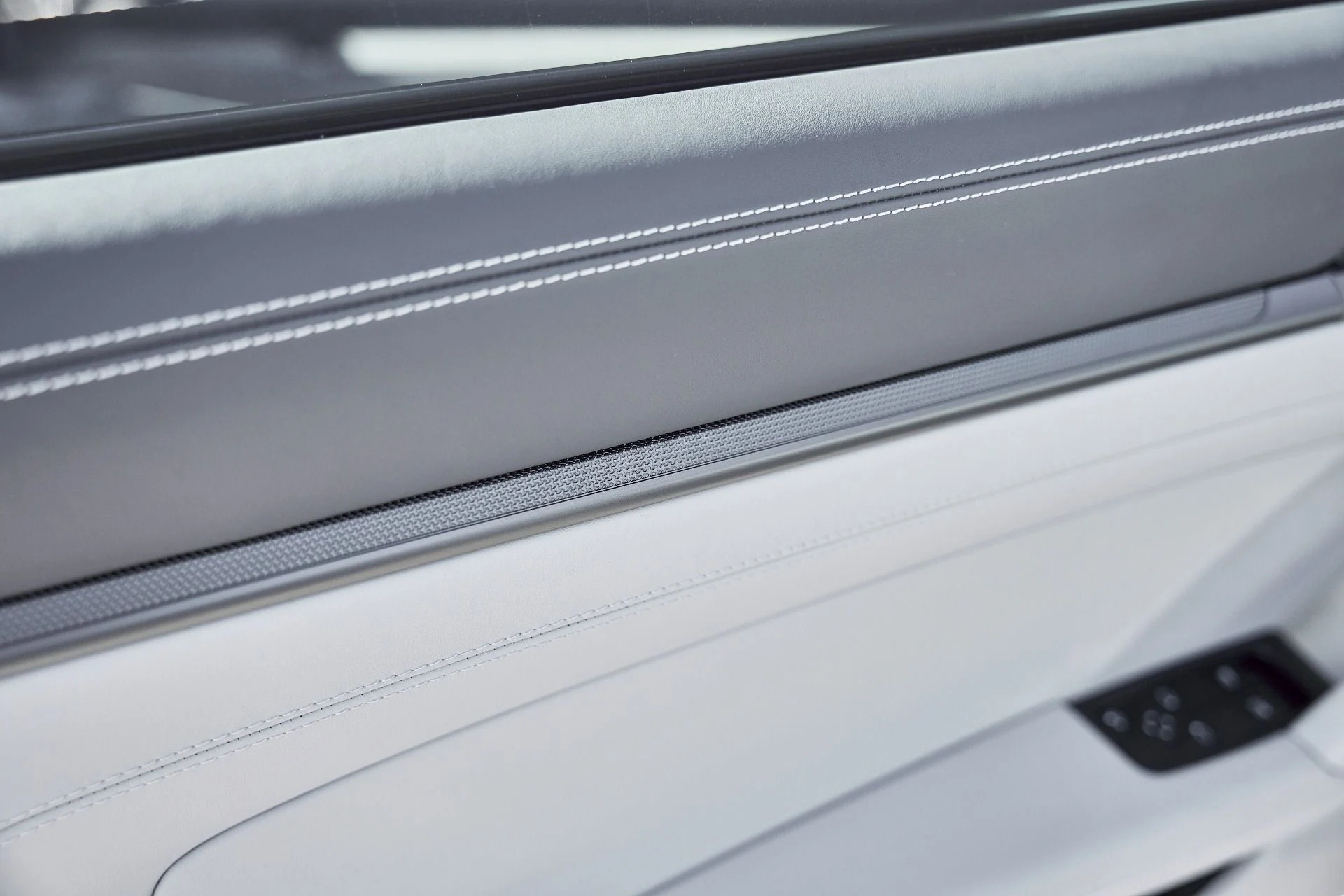 mph025_326372658_Used_2025_Porsche_911_Carrera_1768012340_5413f8b403