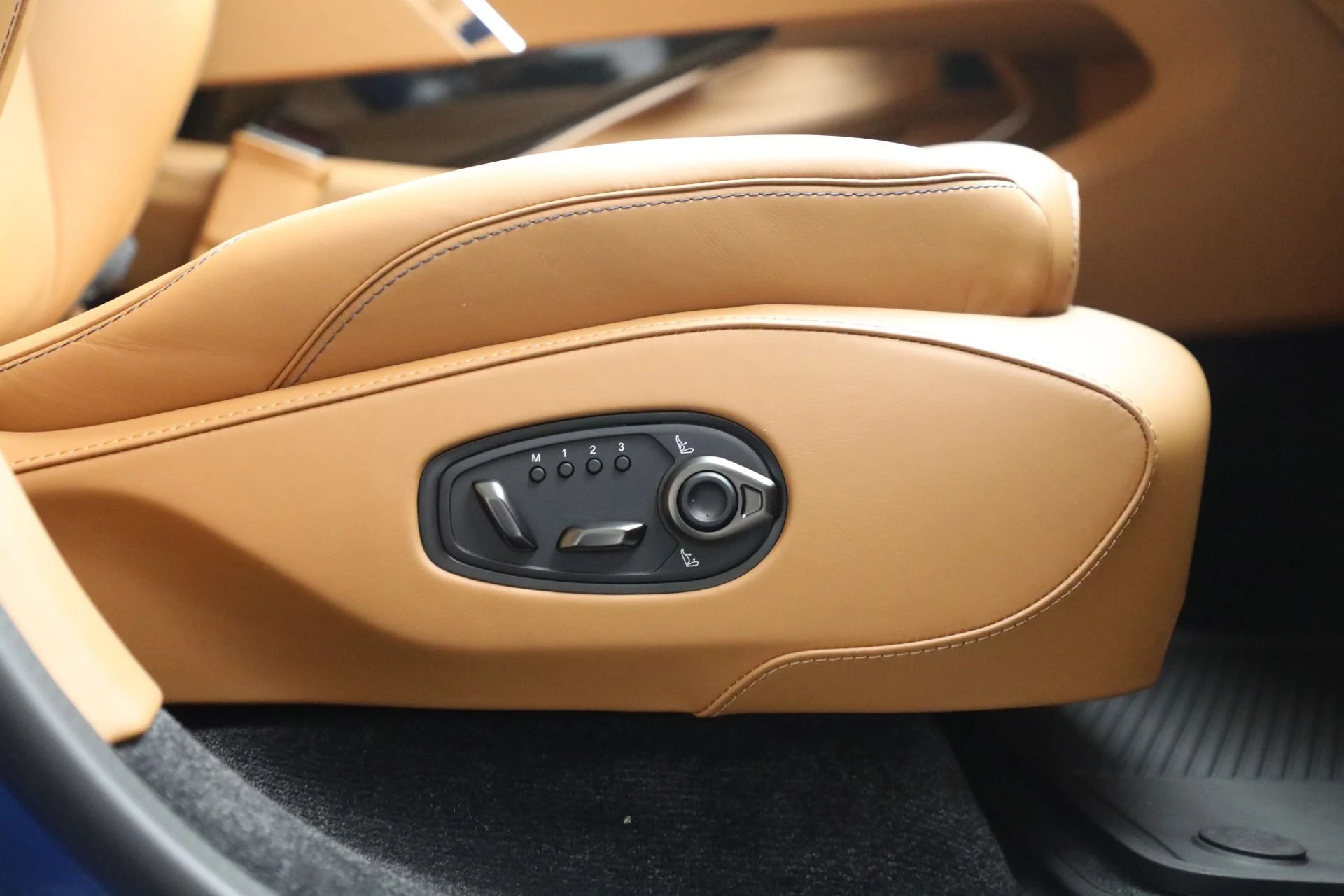 mph025_3282102059_New_2025_Aston_Martin_DBX_707_f168ba6ee6