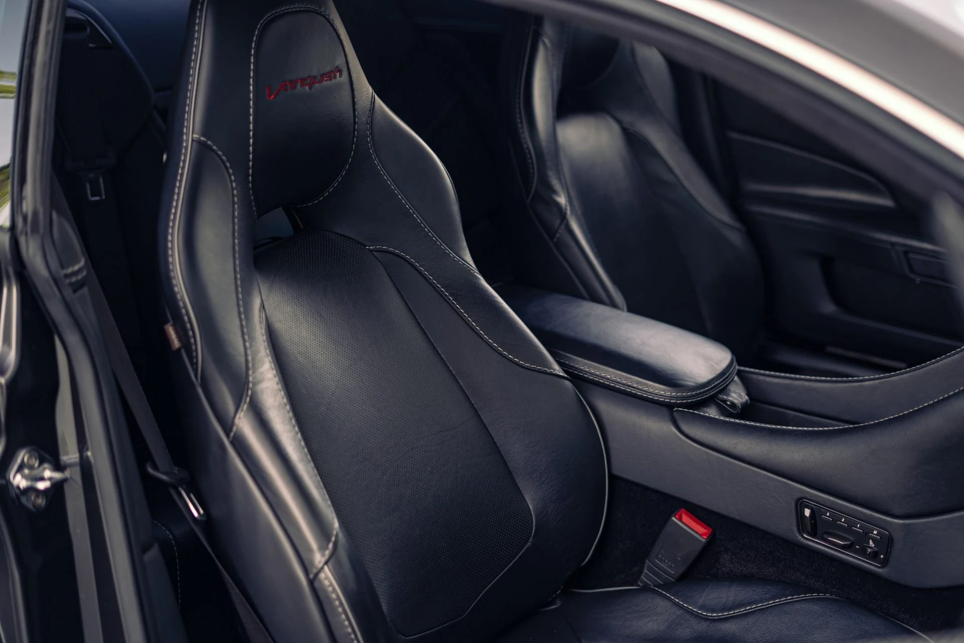 mph025_3283152900_Used_2014_Aston_Martin_Vanquish_Carbon_Exterior_Package_1783984882_6fa34f0439