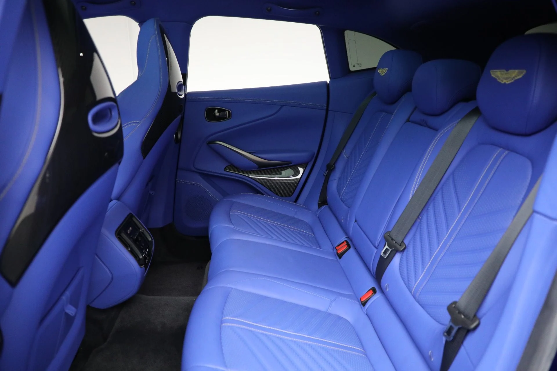 mph025_3318314154_Used_2024_Aston_Martin_DBX_707_1761409513_c859436752