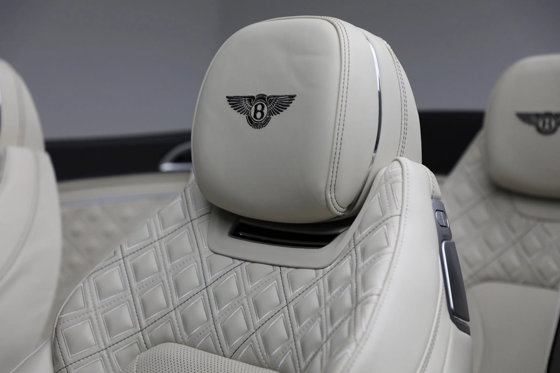 mph025_3330000602_Used_2020_Bentley_Continental_GTC_First_Edition_1763761224_963d640e92