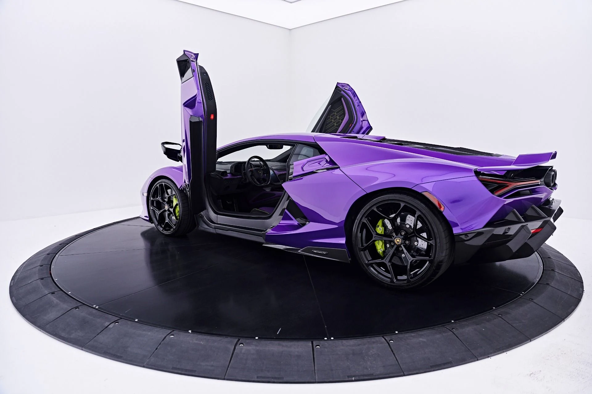 mph025_3334664082_Used_2025_Lamborghini_Revuelto_Base_1784242620_f12d089974