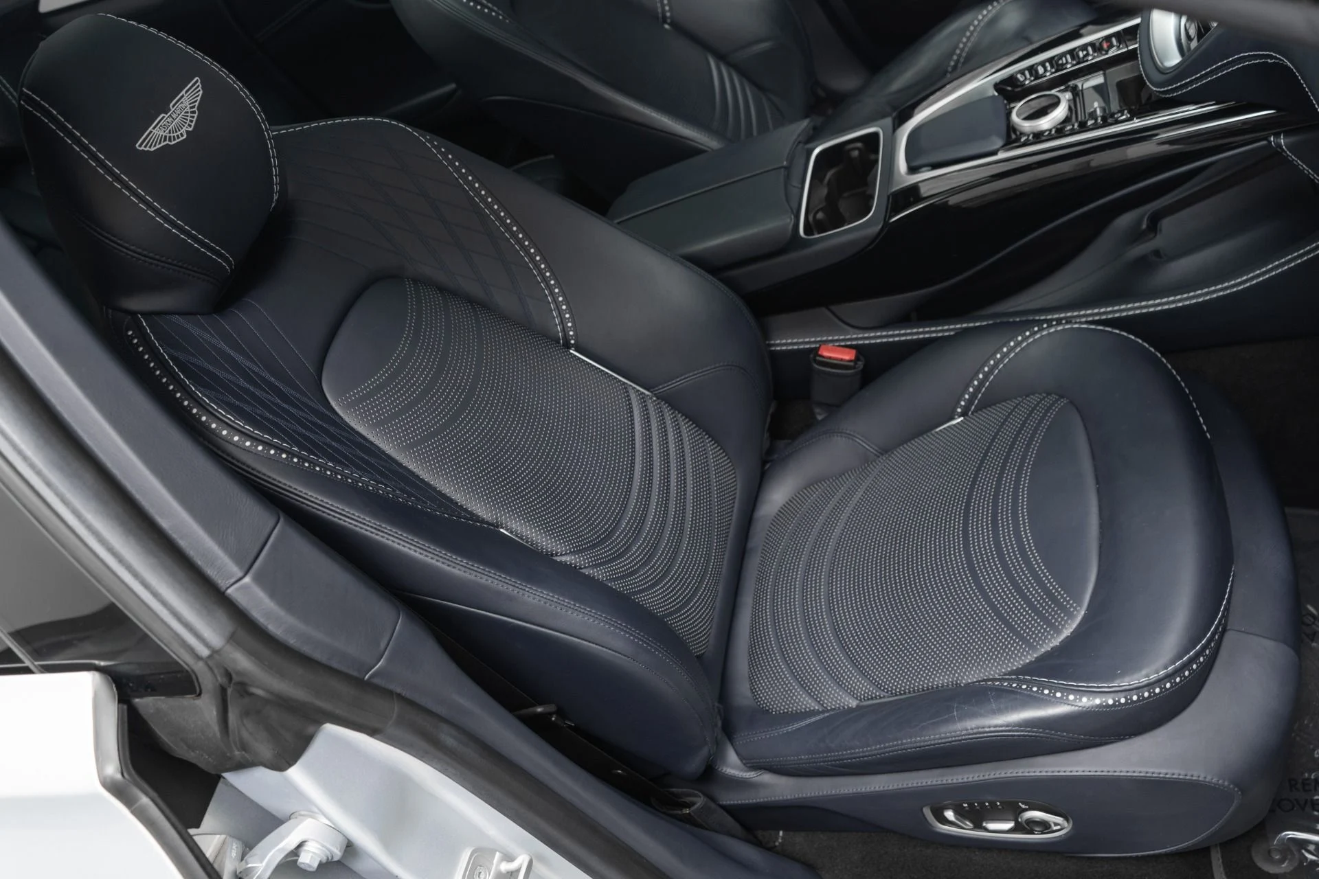 mph025_3337339883_Used_2022_Aston_Martin_DBX_Inspire_Interior_Panoramic_Glass_Roof_1768577426_58ff2cb2d4