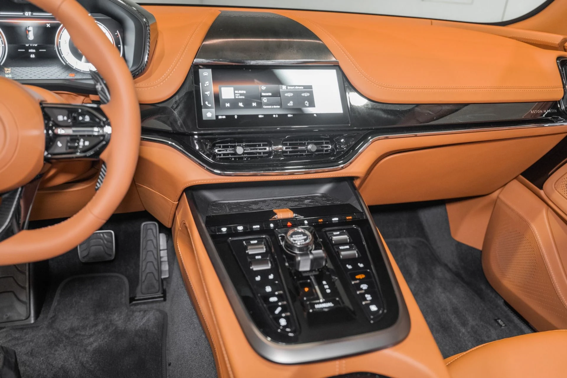 mph025_335933653_New_2026_Aston_Martin_DBX_707_1786372165_6c7e85353d