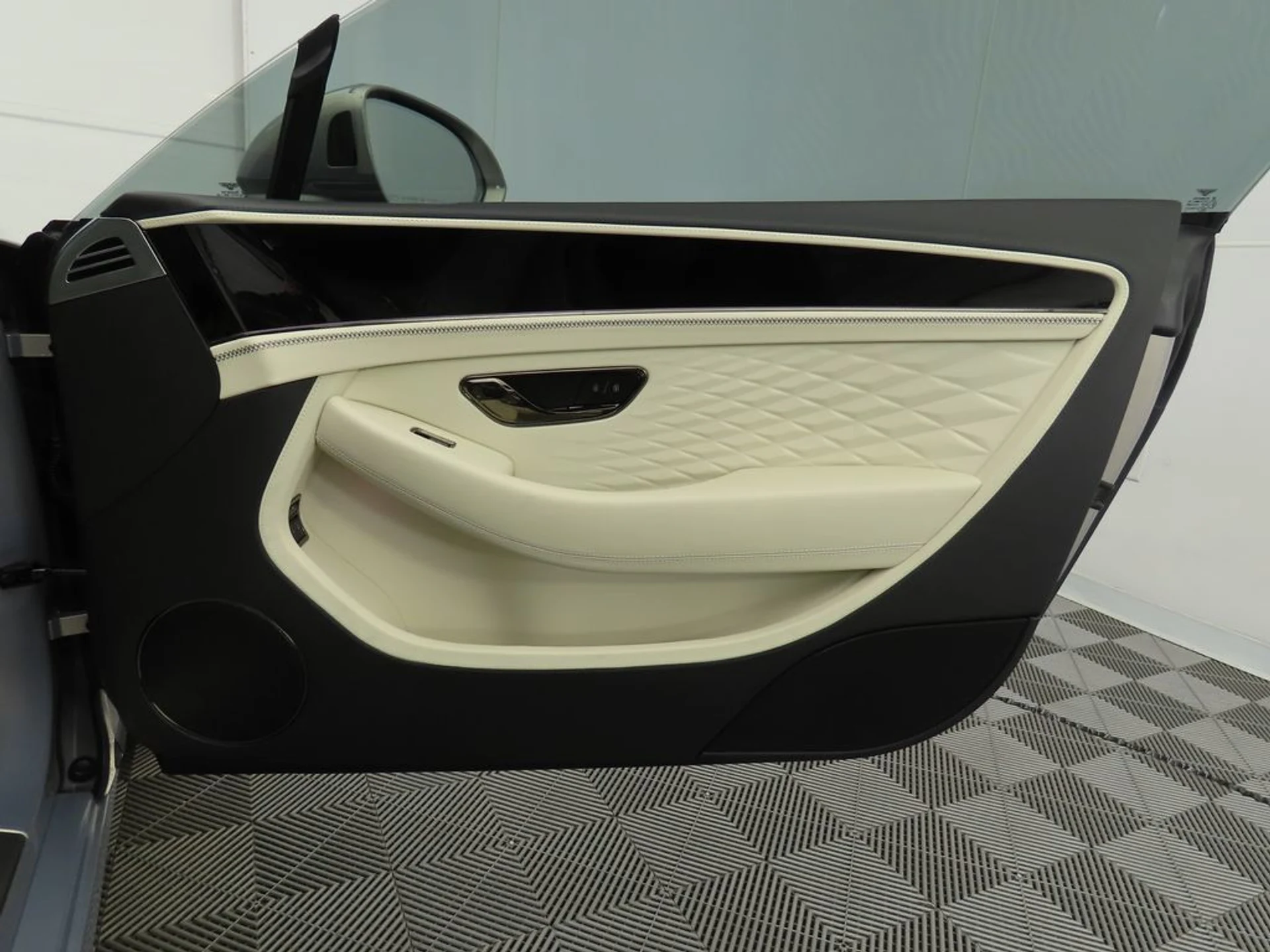 mph025_3382409822_new_2026_bentley_continental_gt_8119_22937672_26_1024_8662babc79