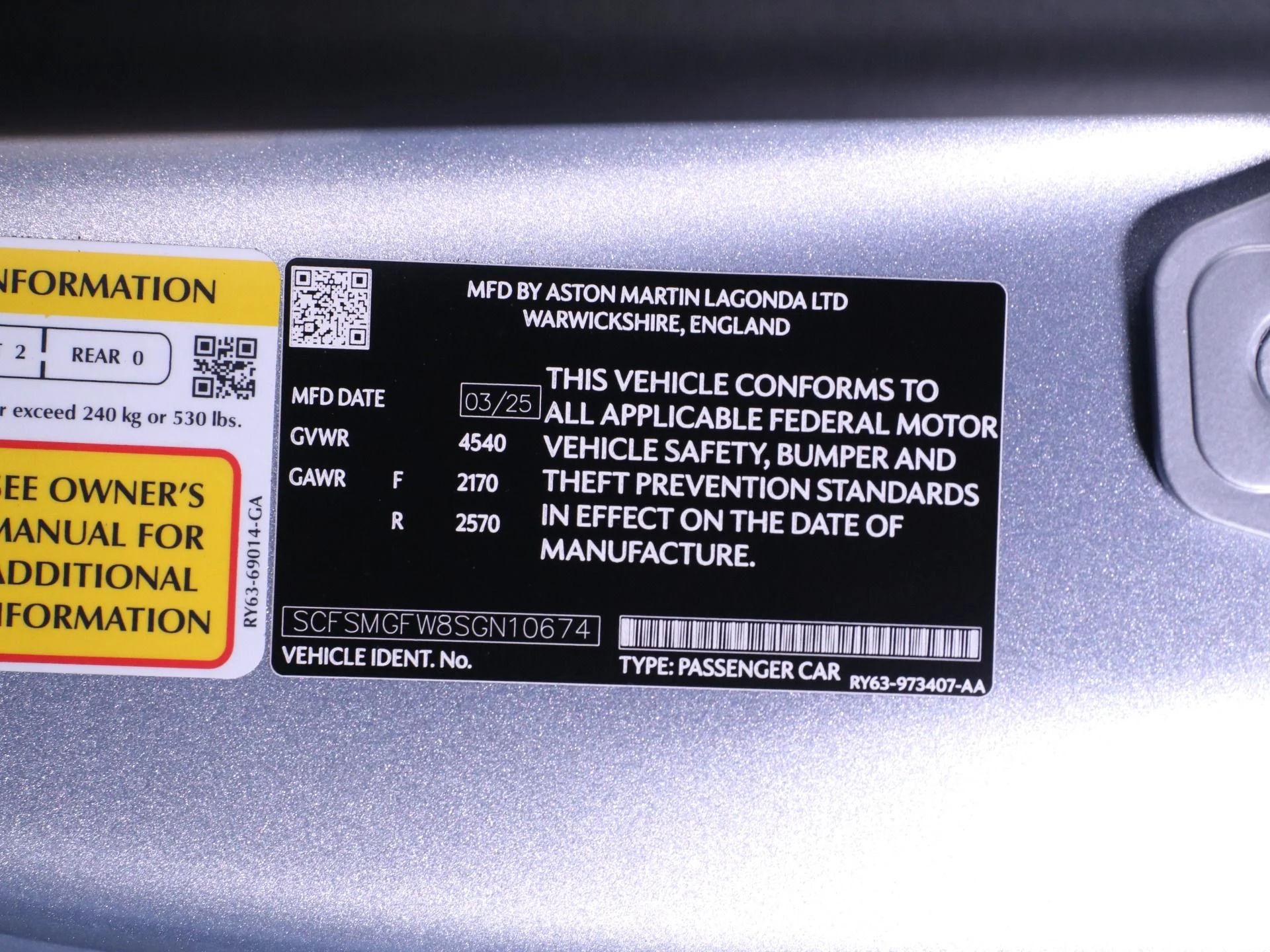 mph025_339622896_New_2025_Aston_Martin_Vantage_1758482523_8608f5f447