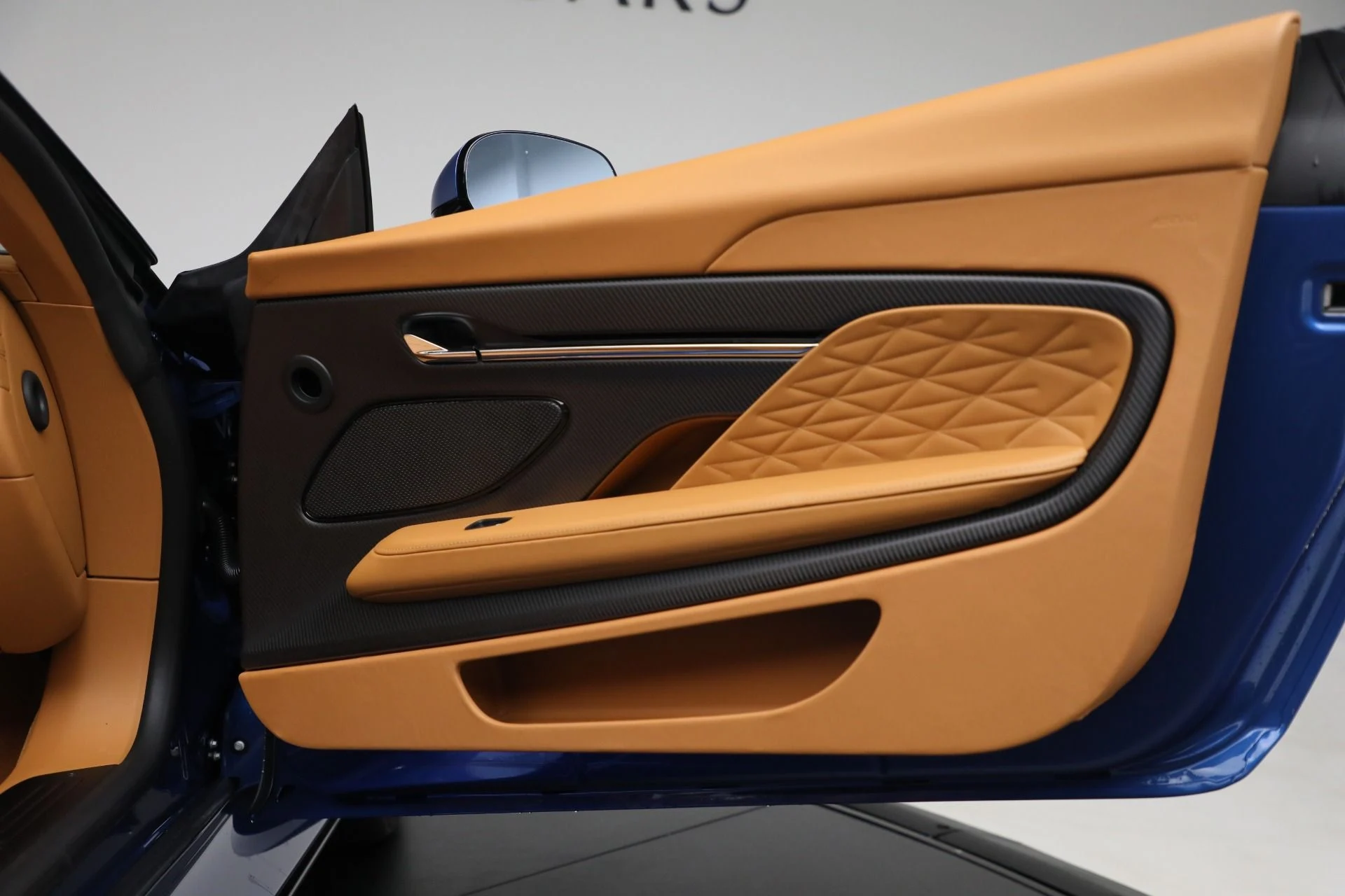 mph025_3425025767_New_2025_Aston_Martin_DB_12_Volante_852dd4af58
