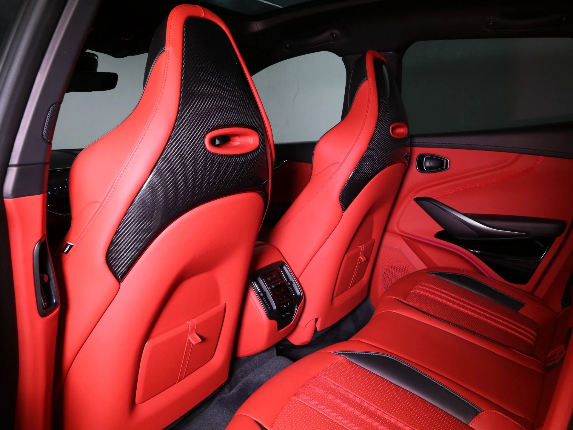 mph025_3426266376_New_2025_Aston_Martin_DBX_707_1758482627_a5f9ebc7f2