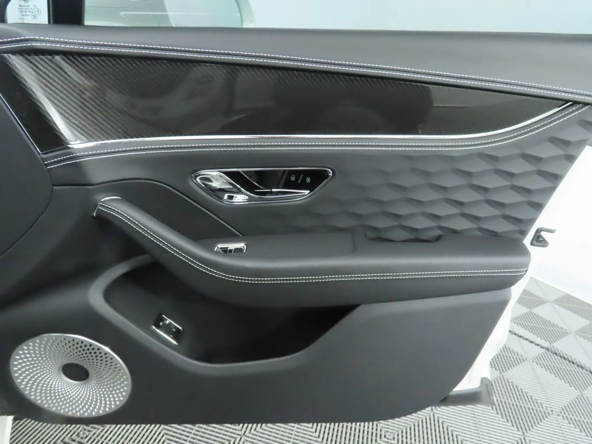 mph025_3430407261_used_2025_bentley_flying_spur_speedsedan_8119_22969403_26_1024_9c07d51a7e