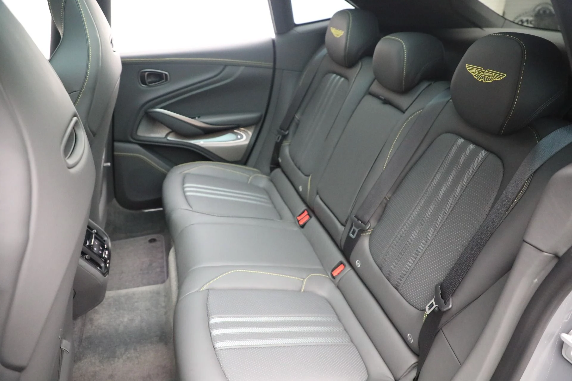 mph025_3444396945_Used_2025_Aston_Martin_DBX_707_707_25e4dac561