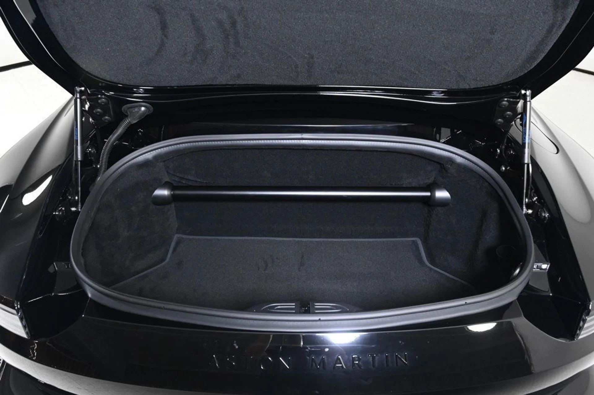 mph025_3450698271_new_2026_aston_martin_vantage_sroadster_11350_22964201_25_1024_503e9a3dad