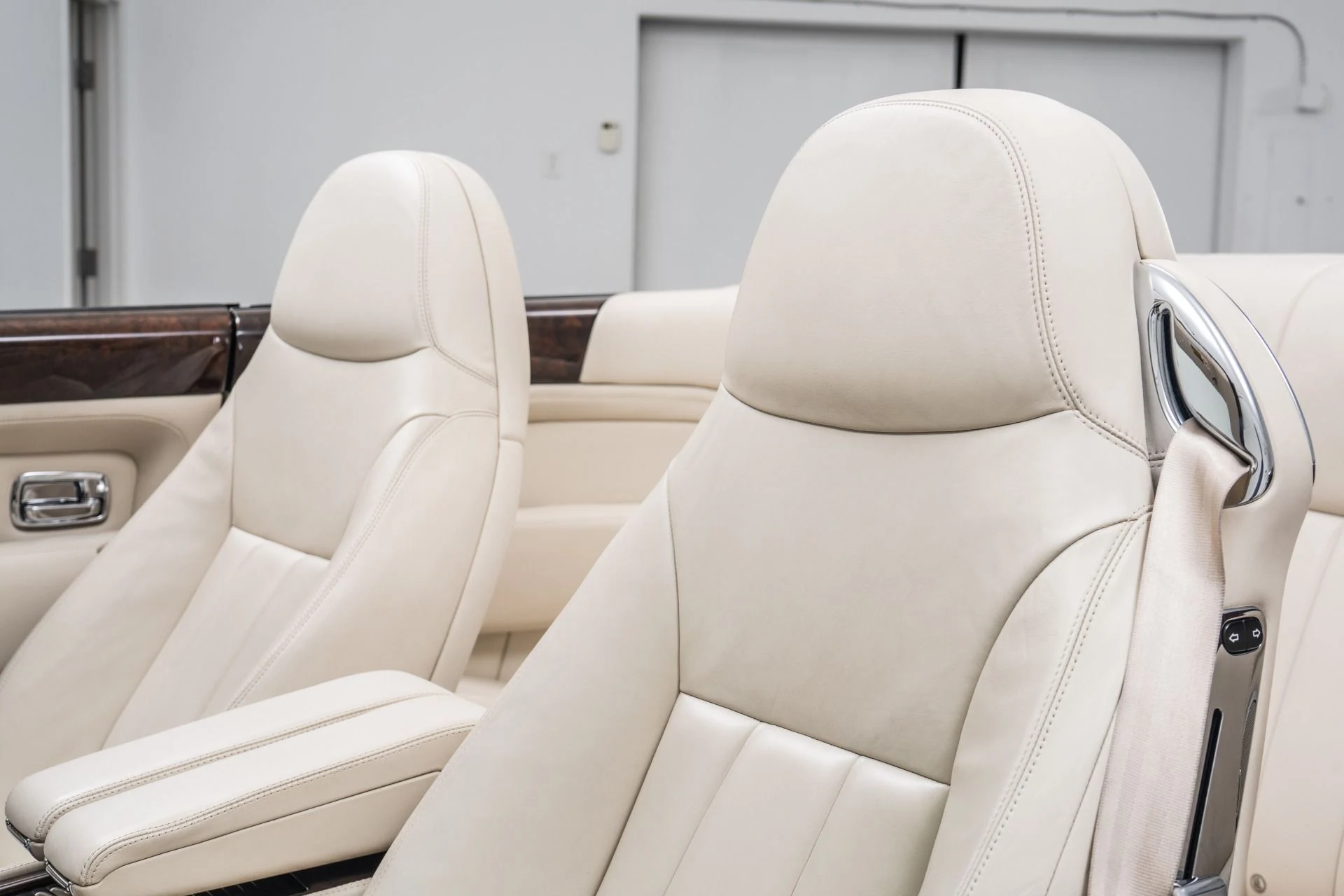 mph025_3453395570_Used_2009_Bentley_Azure_1776719869_7f1ea48703