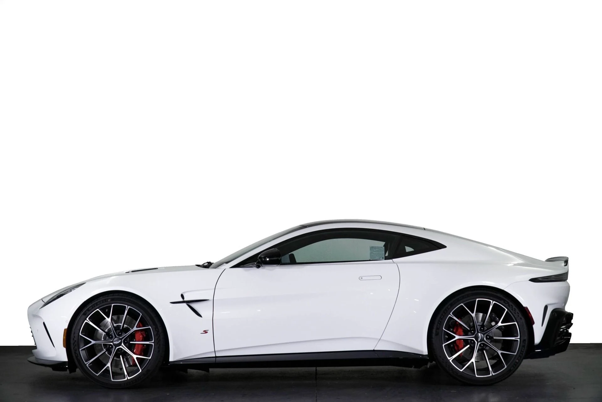 mph025_3455169425_New_2026_Aston_Martin_Vantage_1768443052_a8e676378a