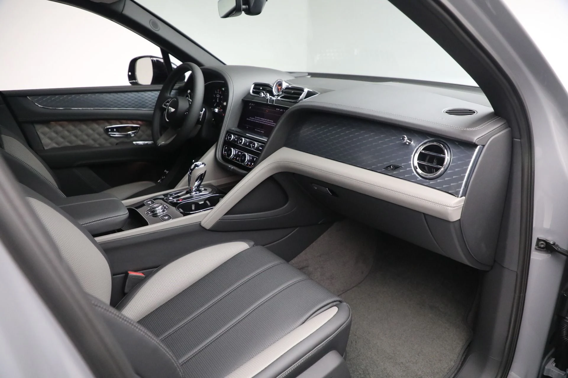 mph025_345974839_New_2024_Bentley_Bentayga_S_V8_283962be6b