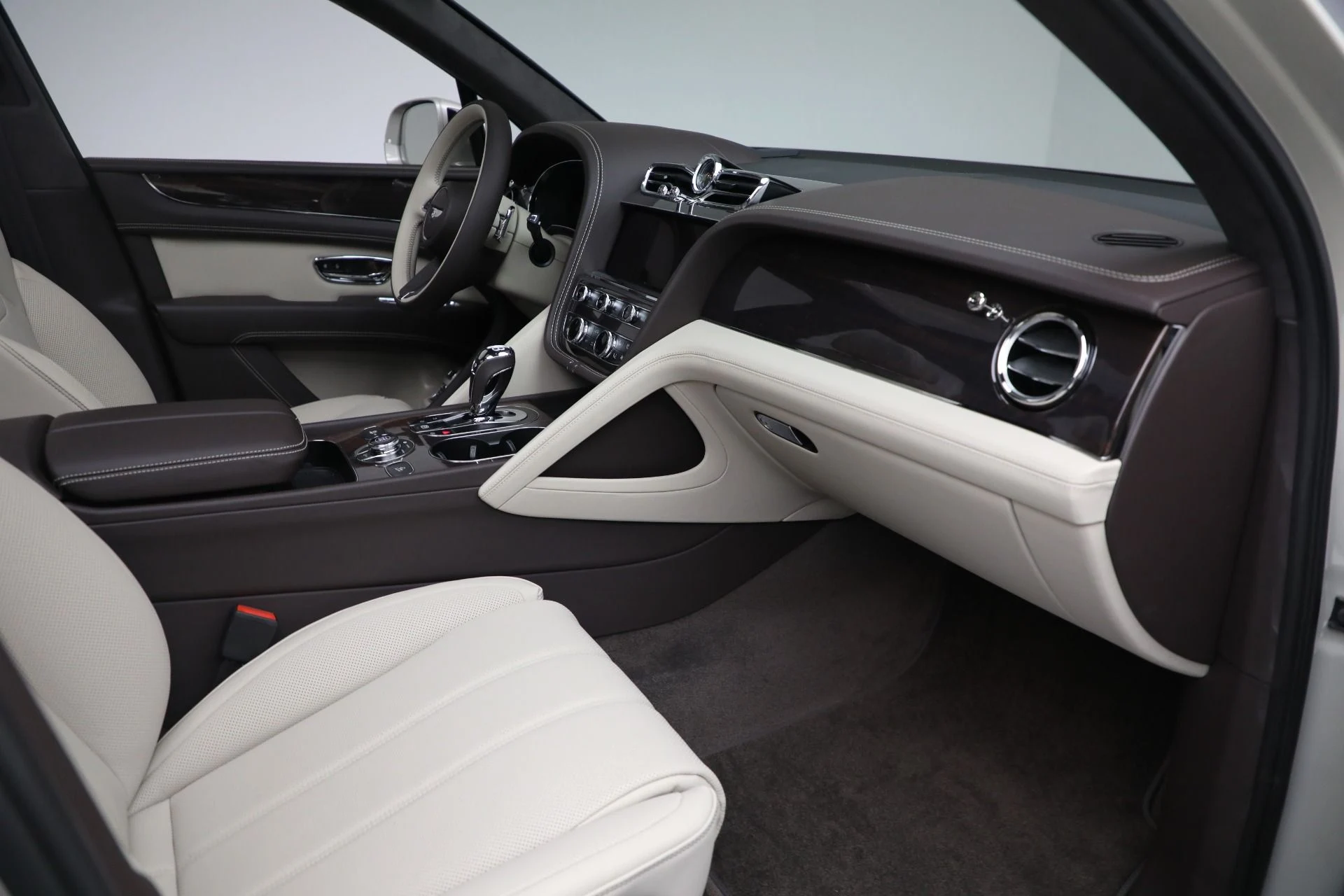 mph025_3477792233_New_2025_Bentley_Bentayga_V8_6612c7e626
