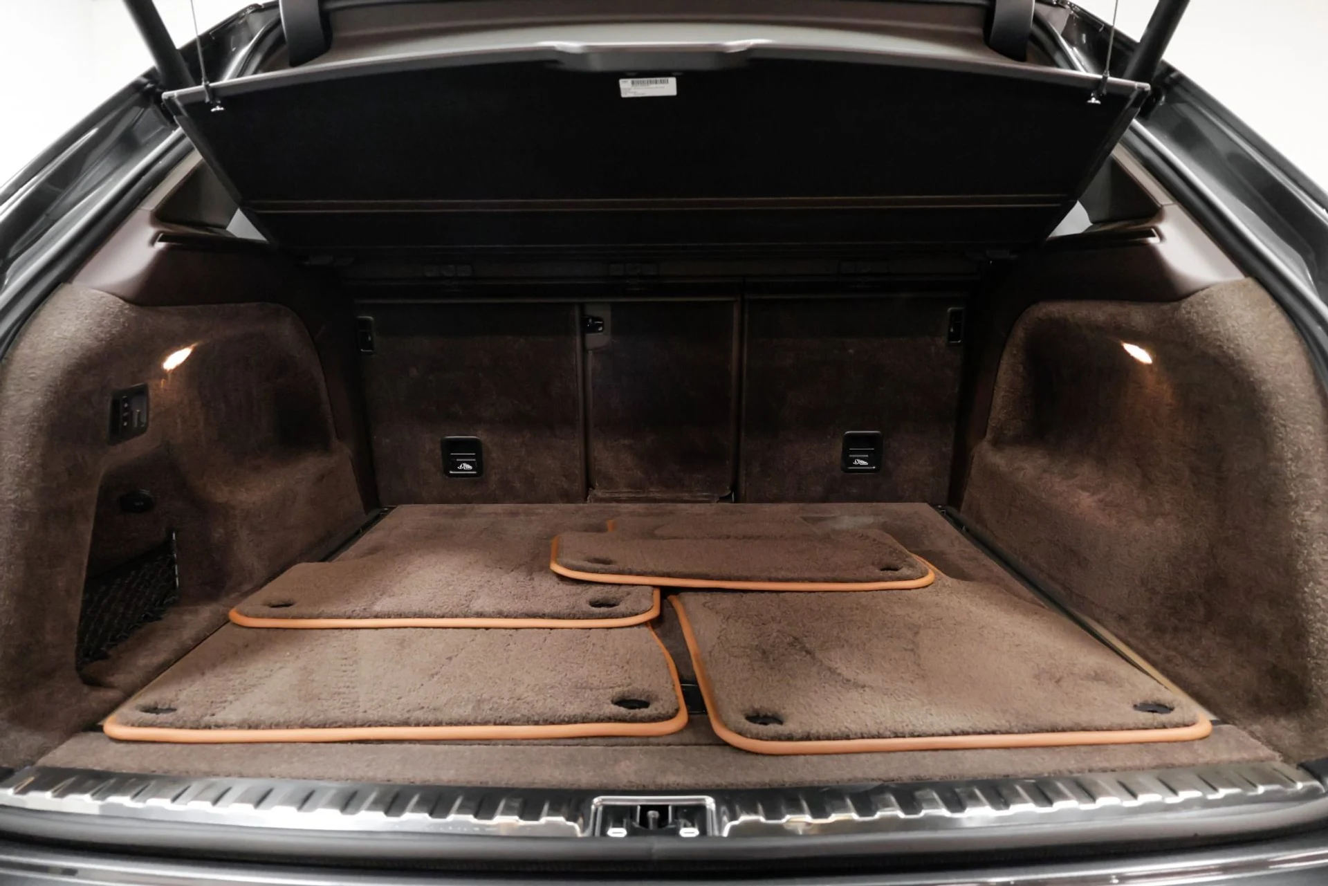 mph025_34794768_Used_2020_Bentley_Bentayga_V8_1761664862_0cfee50c14