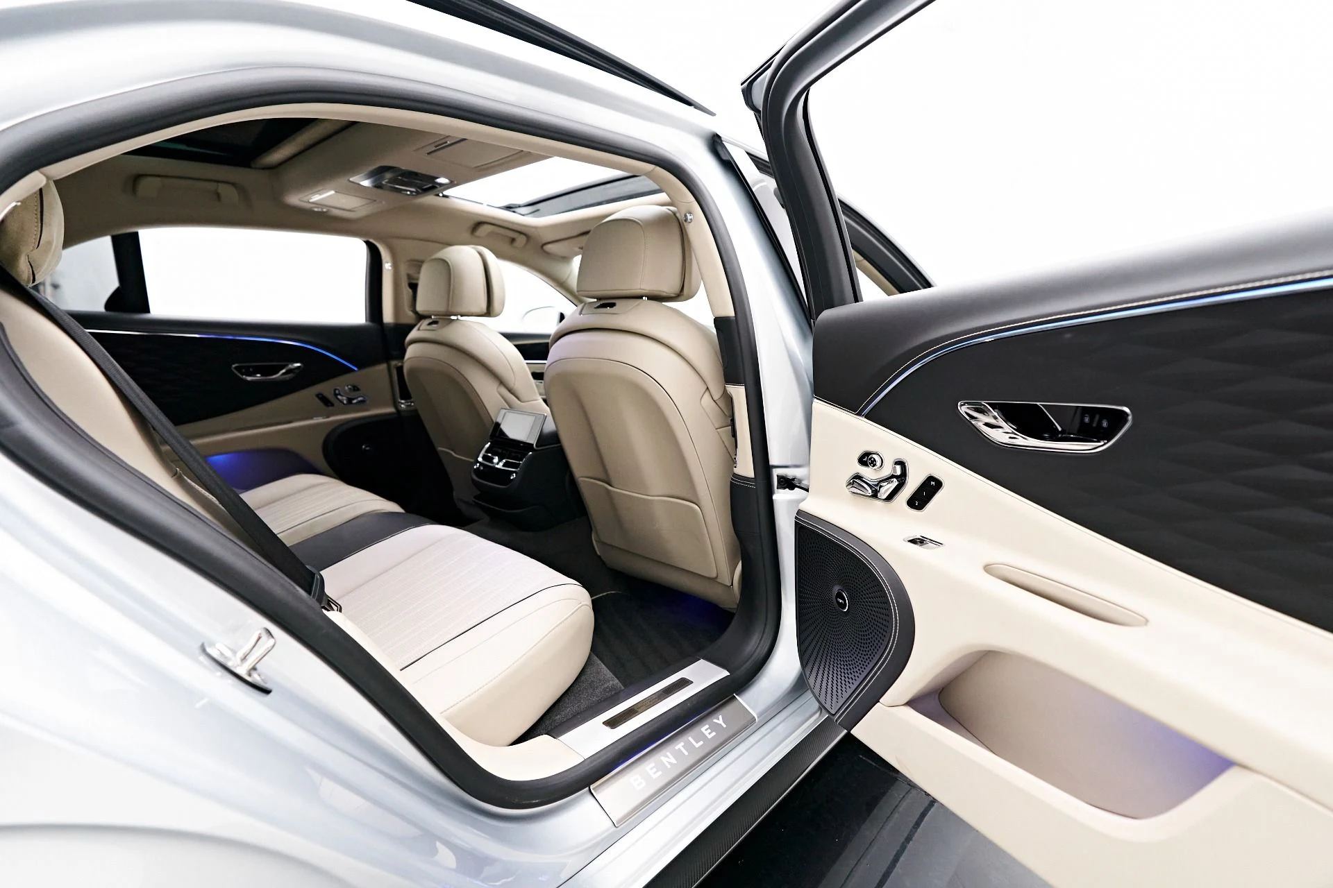 mph025_3483447346_Used_2022_Bentley_Flying_Spur_W12_1704916486_0997040a86