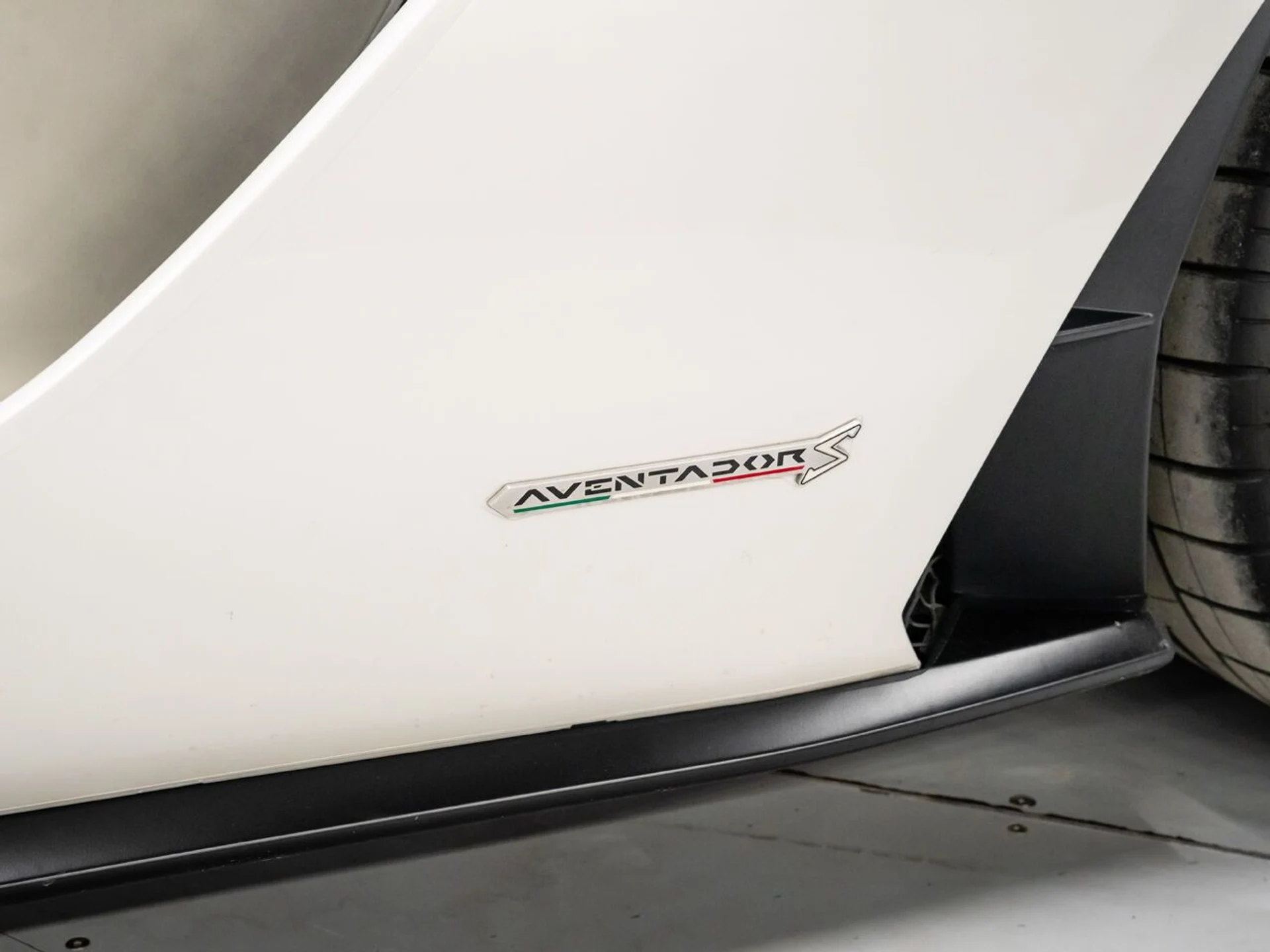 mph025_3497912022_lamborghini_aventador_2017_8fb43d6ae7