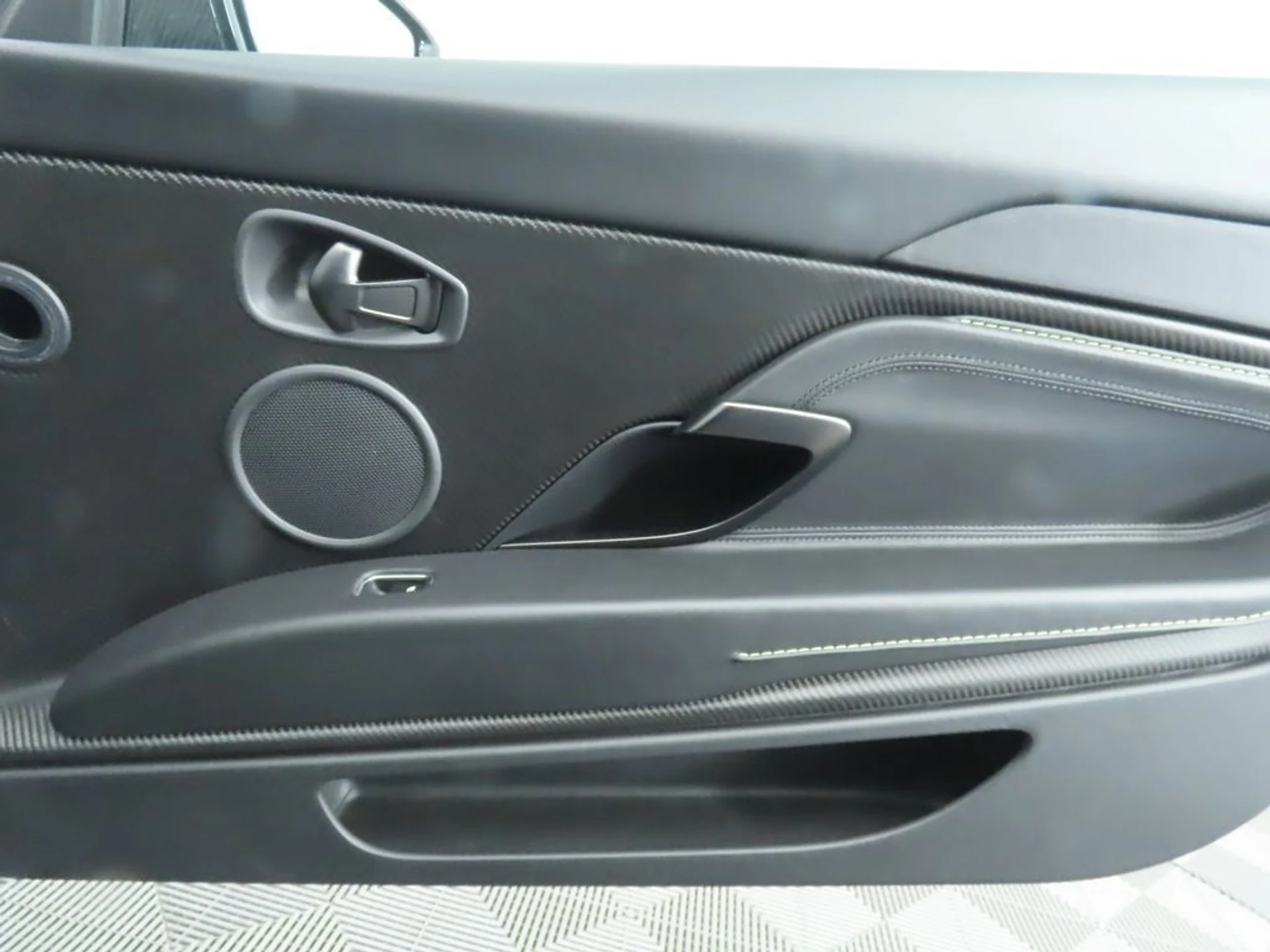 mph025_3518728568_used_2019_aston_martin_db11_amrcoupe_8119_22975631_26_1024_6b70c9da78