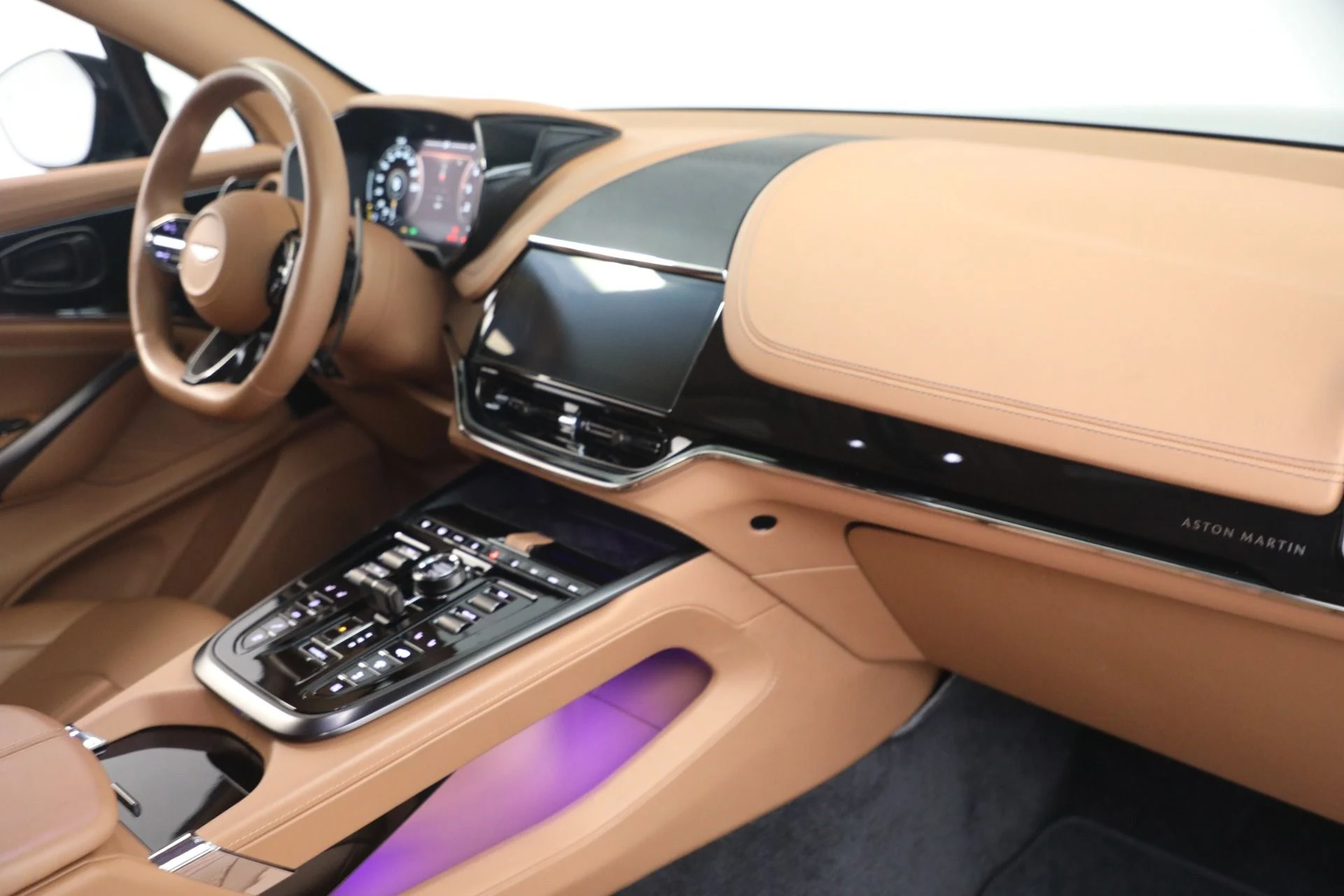 mph025_3547523177_Used_2025_Aston_Martin_DBX_707_1777035536_2f978b1997