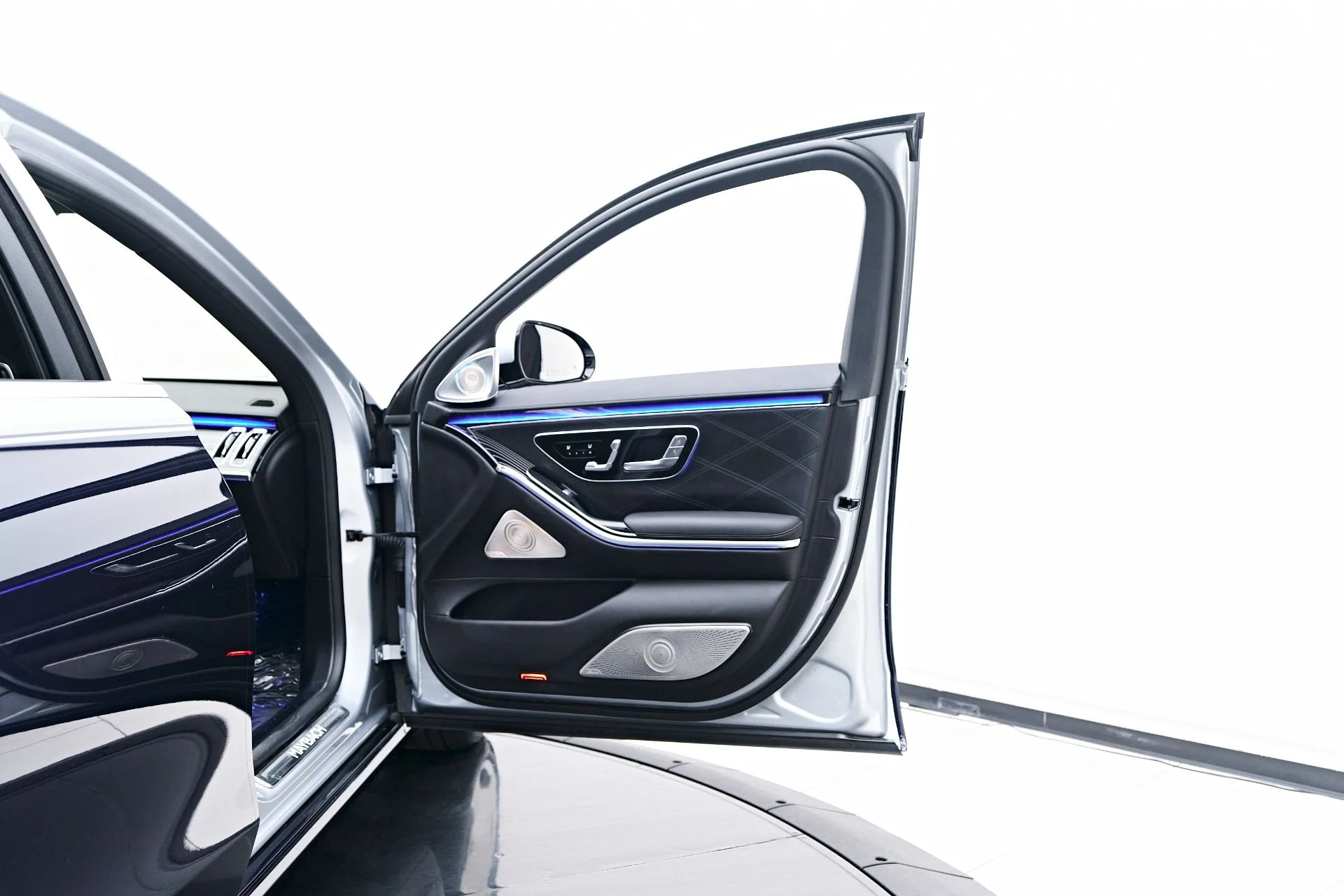 mph025_3571690573_Used_2025_Mercedes_Benz_S_Class_Maybach_S_580_1757004247_d292fb8dbc
