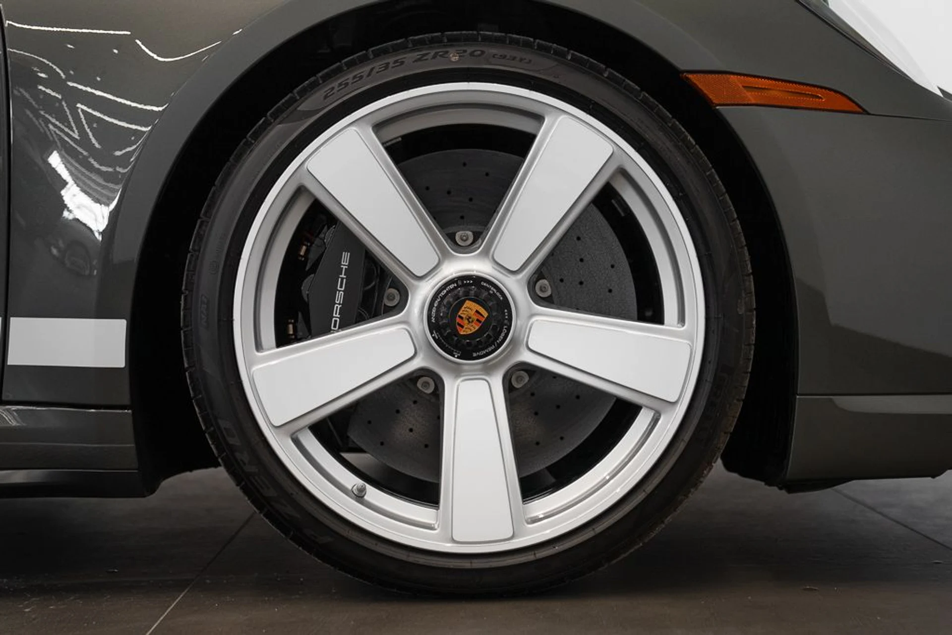 mph025_3597762937_porsche_911_2025_jpg_v_1774622497_2c65fd78ad