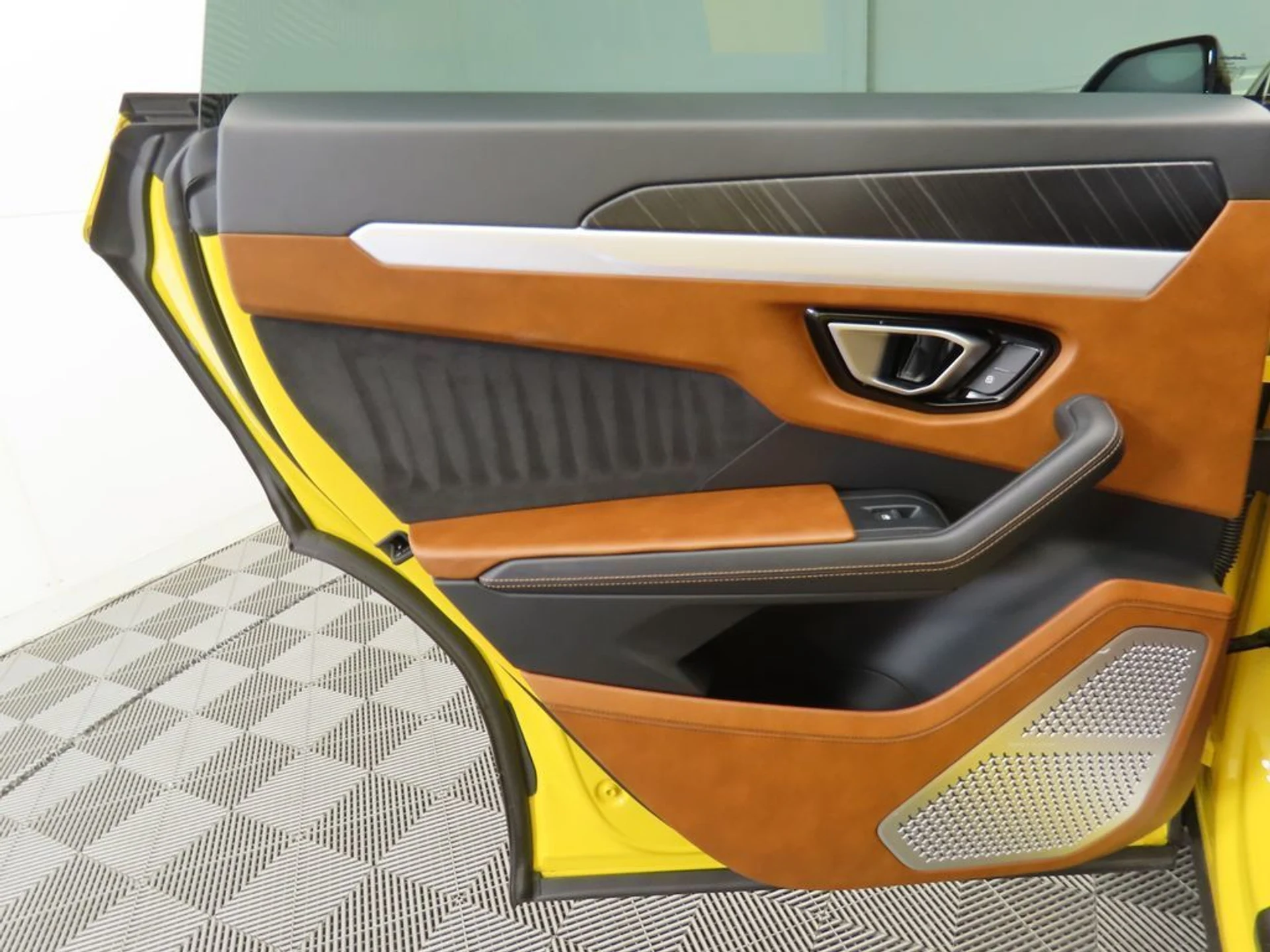 mph025_3624417604_used_2019_lamborghini_urus_awd_8119_22960416_26_1024_1867568acd