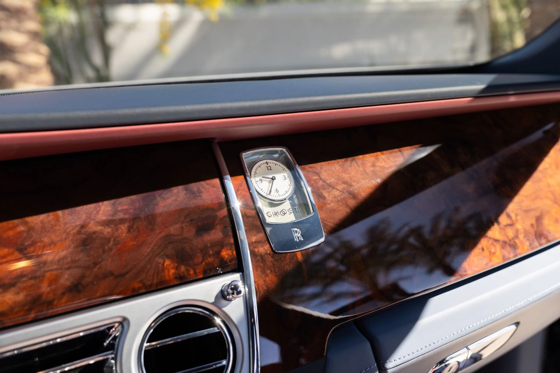 mph025_3668257242_Used_2017_Rolls_Royce_Ghost_1774567846_8b6fc68659