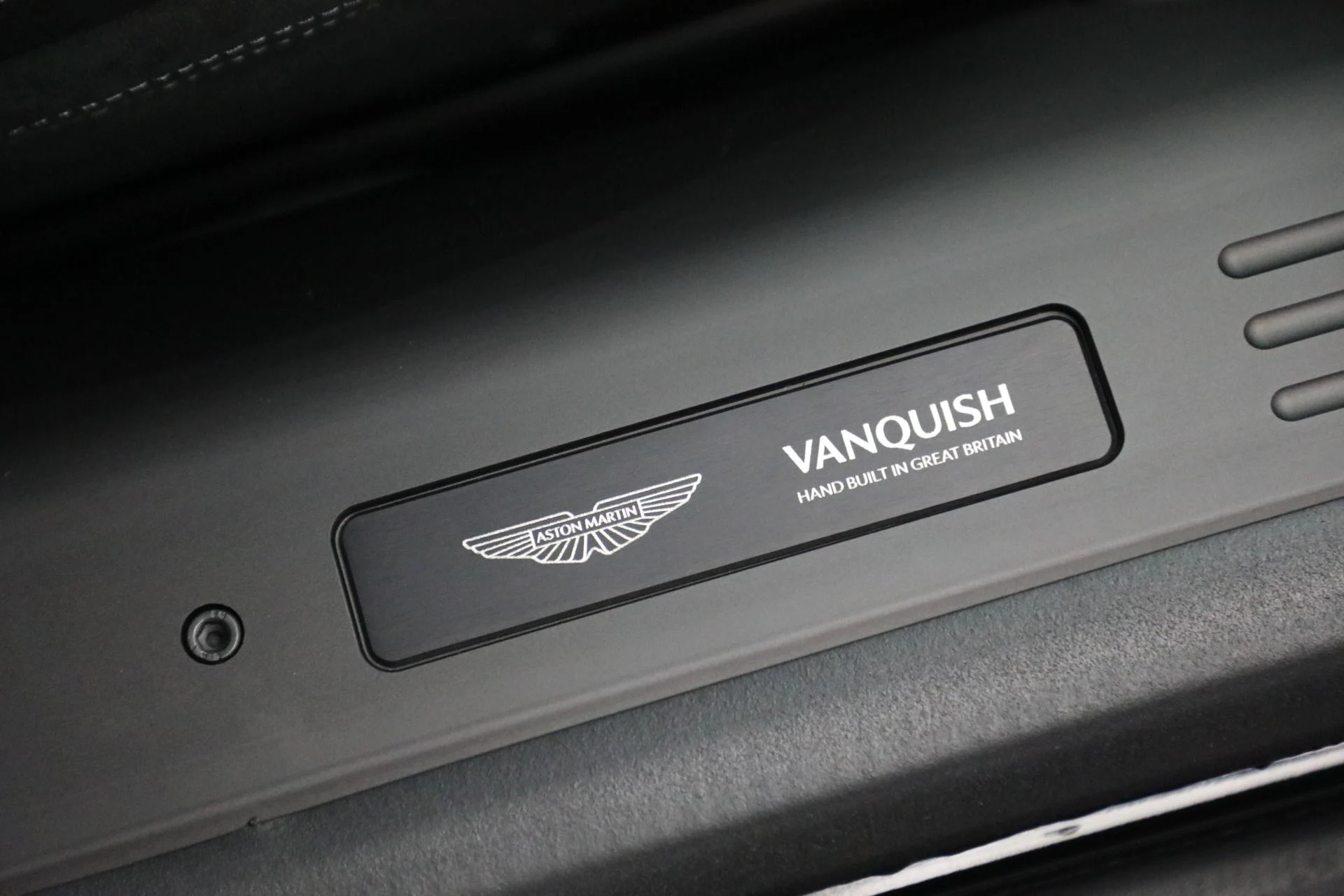 mph025_3669168281_Used_2025_Aston_Martin_Vanquish_1789418284_7cb5df79a4