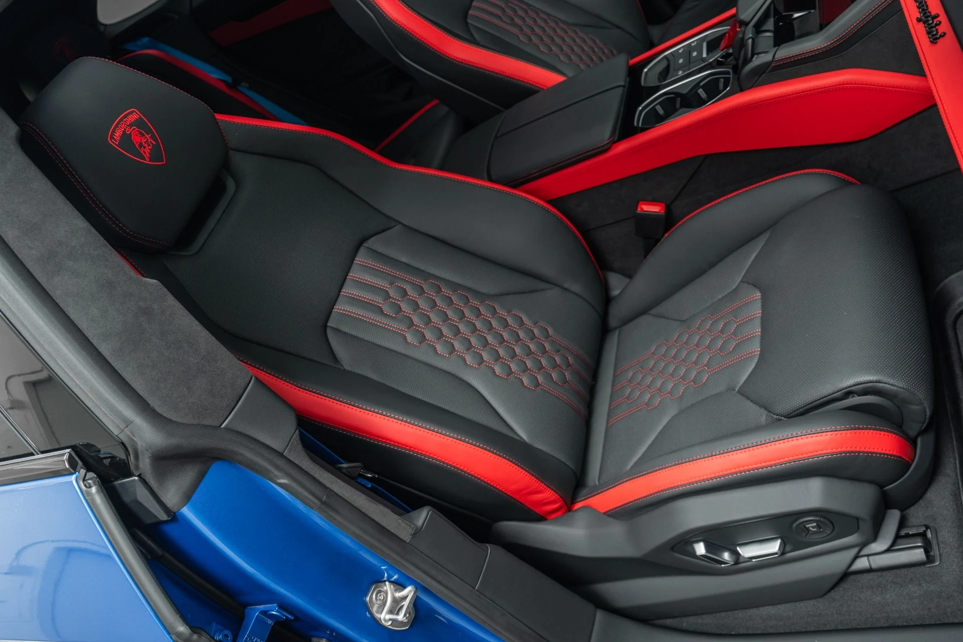 mph025_3676495232_Used_2025_Lamborghini_Urus_SE_Bang_and_Olufsen_Audio_Two_Tone_Interior_789_Horsepower_1773150487_beddfe335b