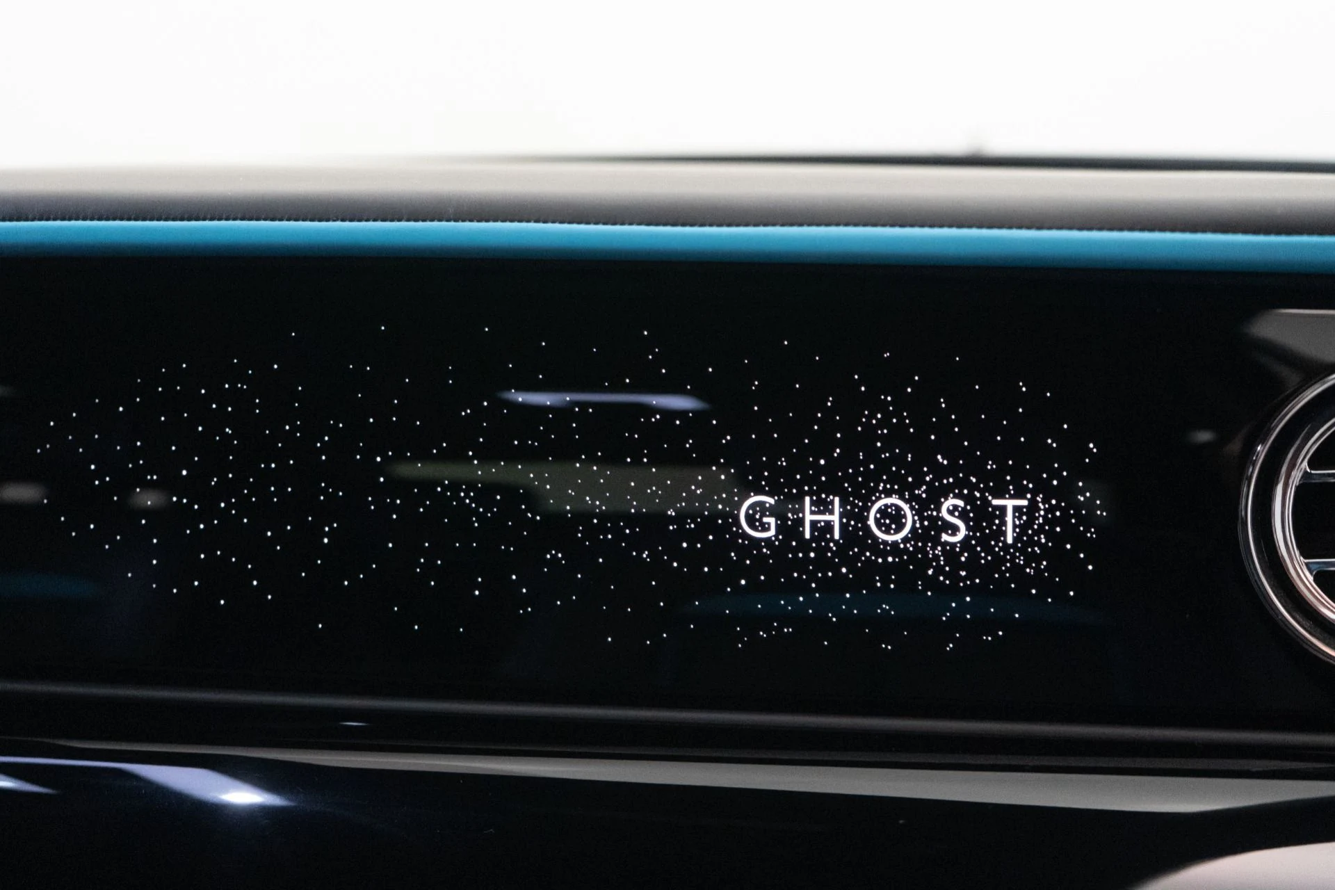 mph025_3679630088_Used_2022_Rolls_Royce_Ghost_The_Ghost_Package_Turquoise_Accents_Illuminated_Fascia_1774388734_9733f4aa6e