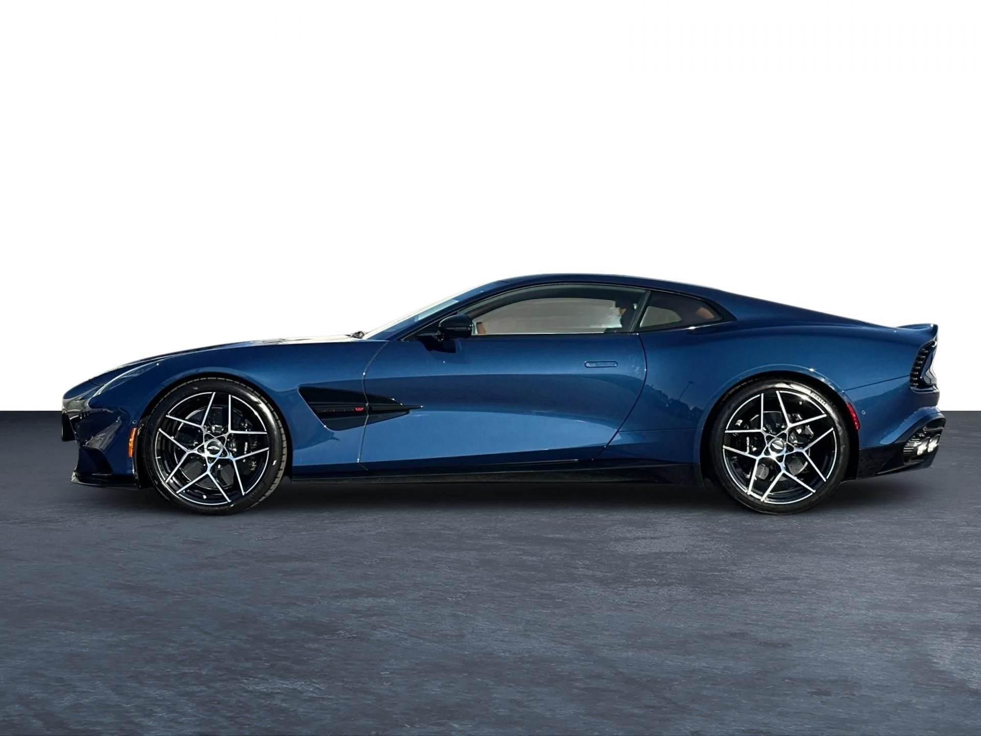 mph025_3694073109_New_2025_Aston_Martin_Vanquish_V12_1761314736_7b53b8e266