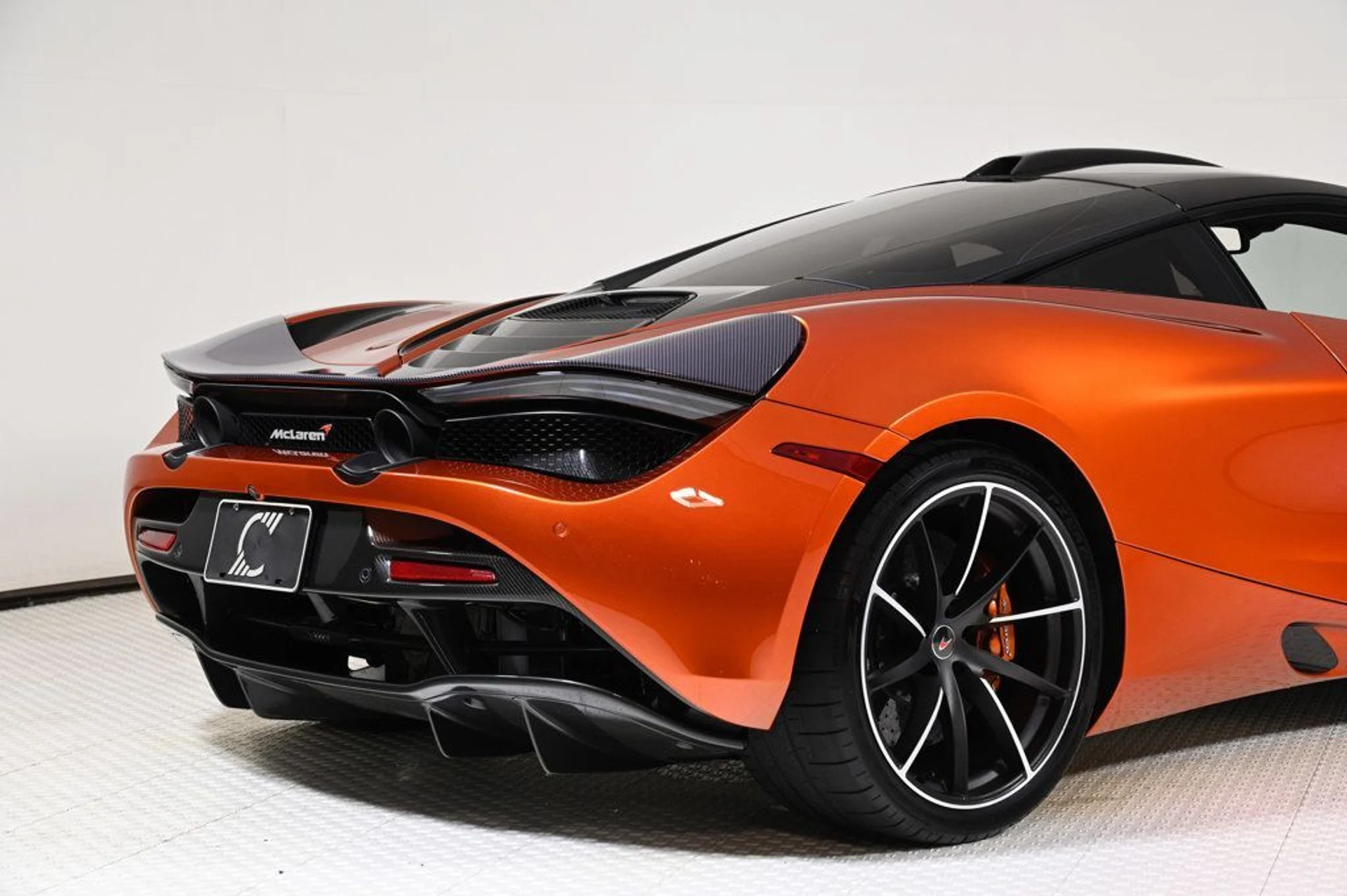 mph025_3707215175_used_2018_mclaren_720s_11350_22941062_25_1024_3af7b00f28