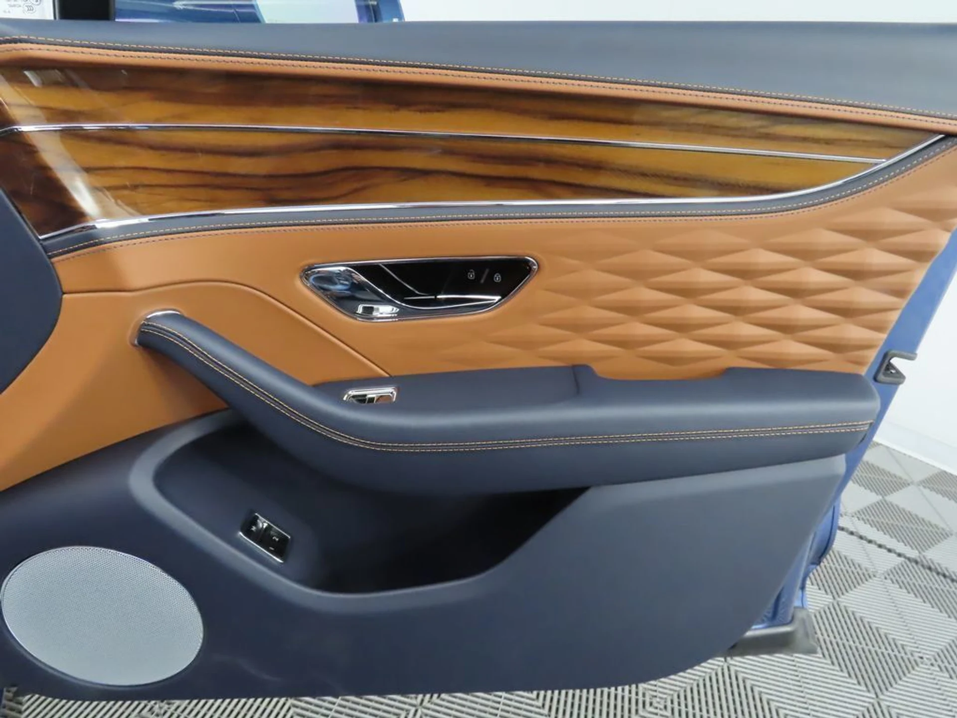 mph025_3724462503_used_2021_bentley_flying_spur_v8sedan_8119_22952402_26_1024_6cd77b6148