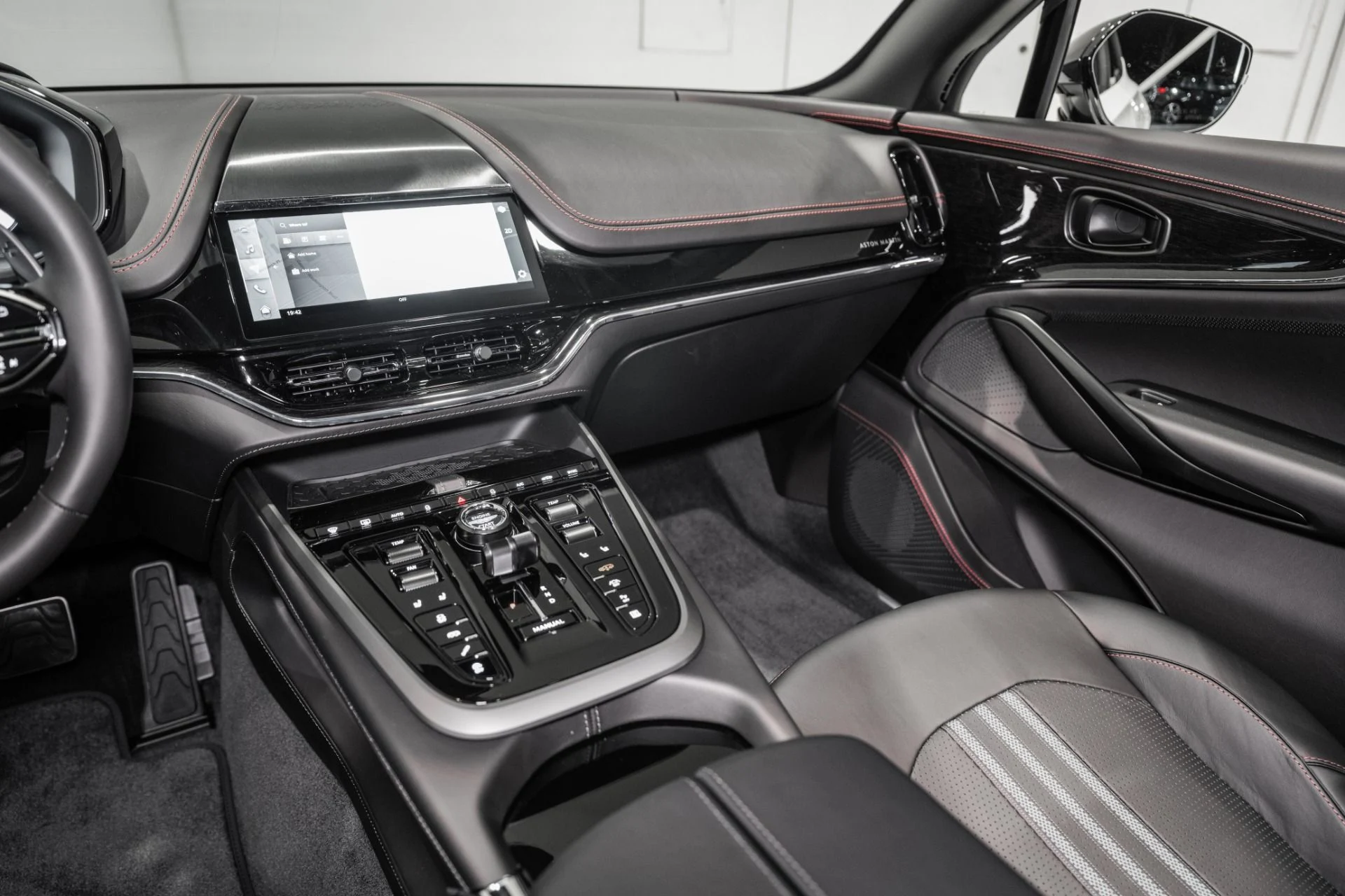 mph025_3734436935_New_2026_Aston_Martin_DBX_707_1765217762_5a58794a6b