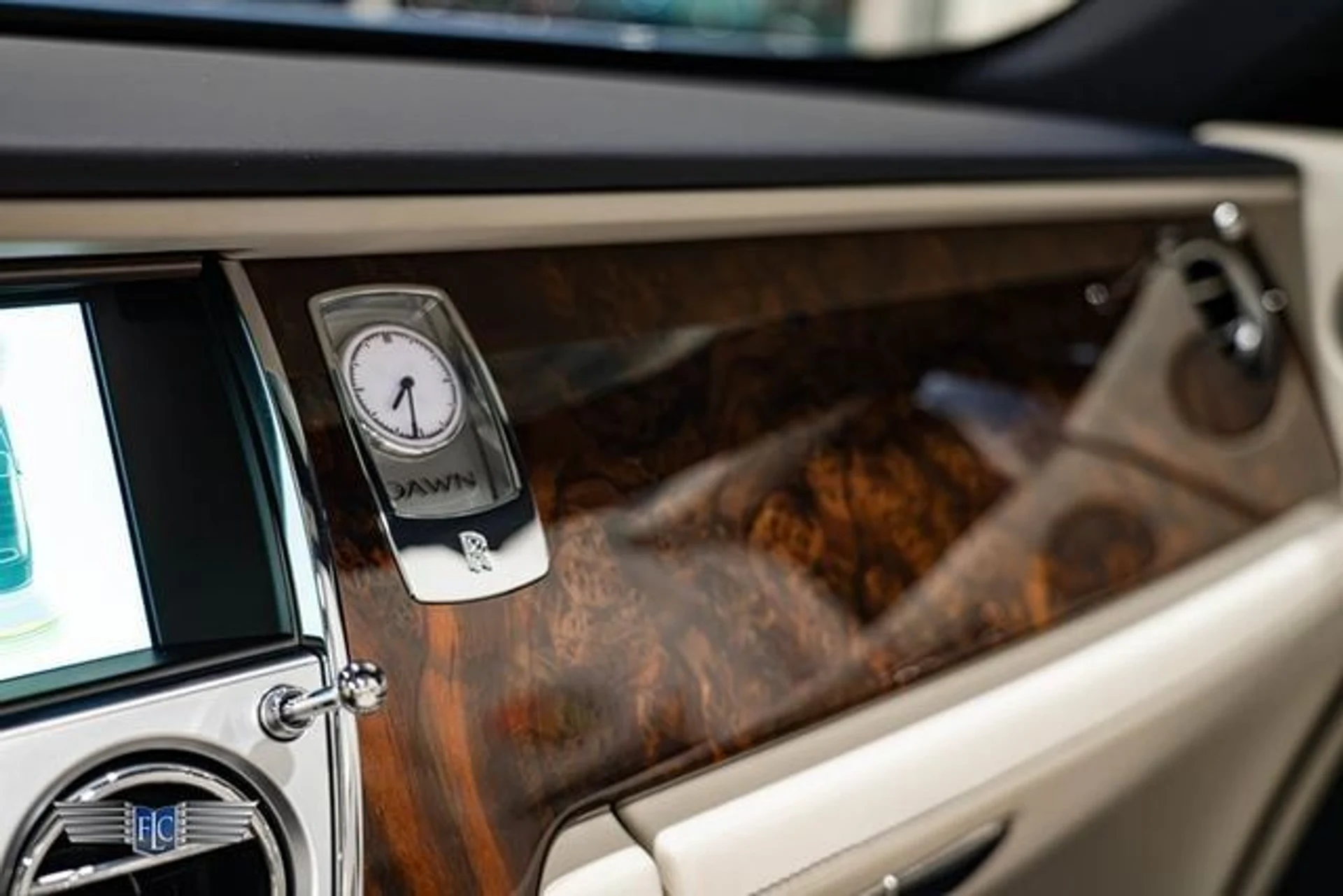 mph025_3734971875_used_2017_rolls_royce_dawn_convertible_9689_23094548_30_640_4f7b96620a
