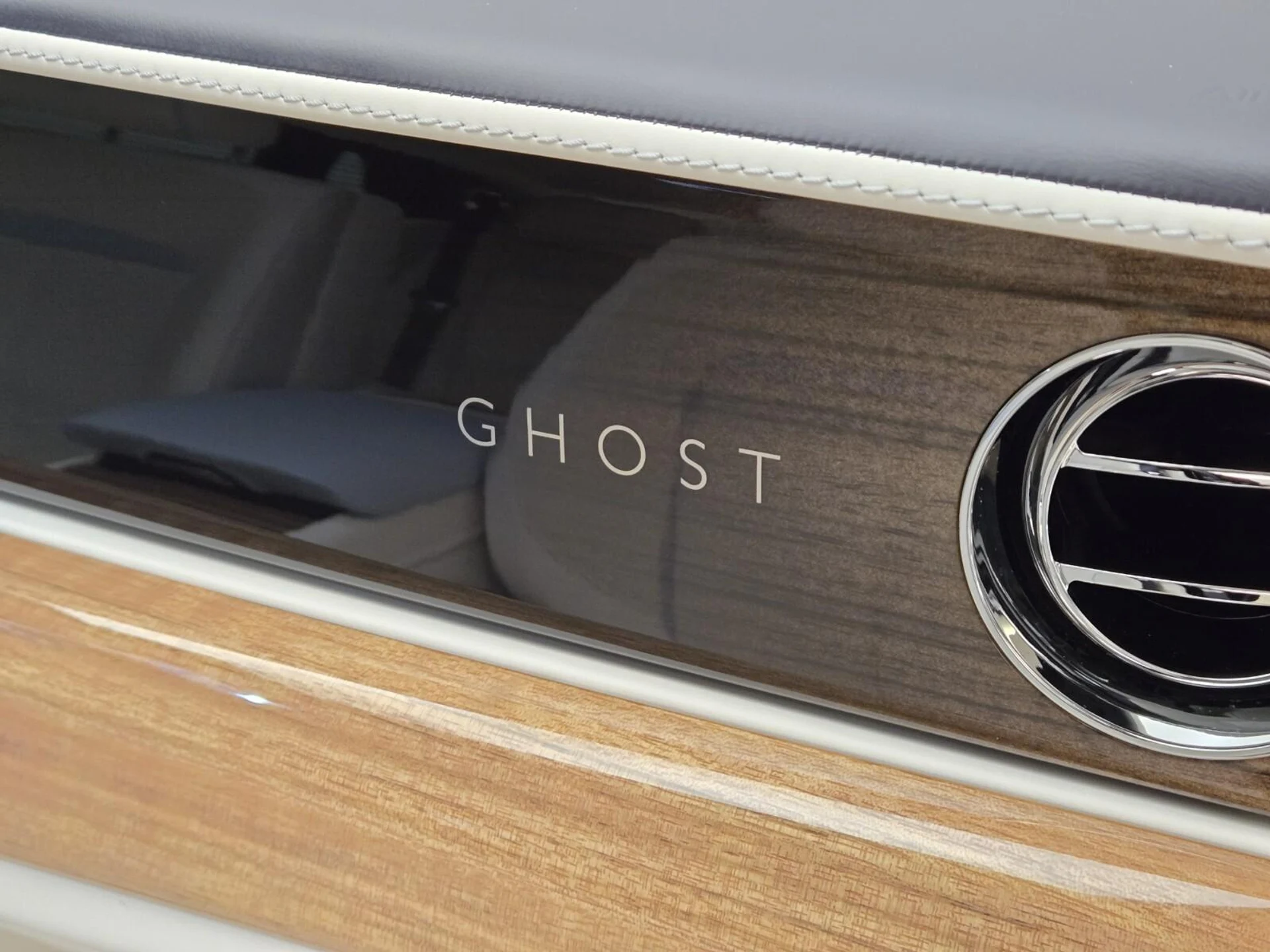 mph025_3740017652_Used_2025_Rolls_Royce_Ghost_1769583067_2485c74235