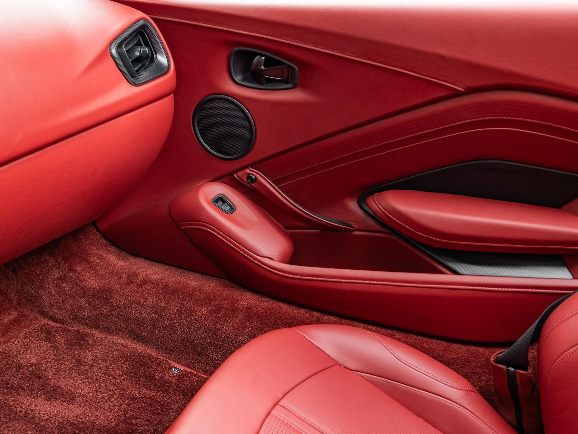 mph025_3775111836_Used_2021_Aston_Martin_Vantage_1753207580_3cccb66608